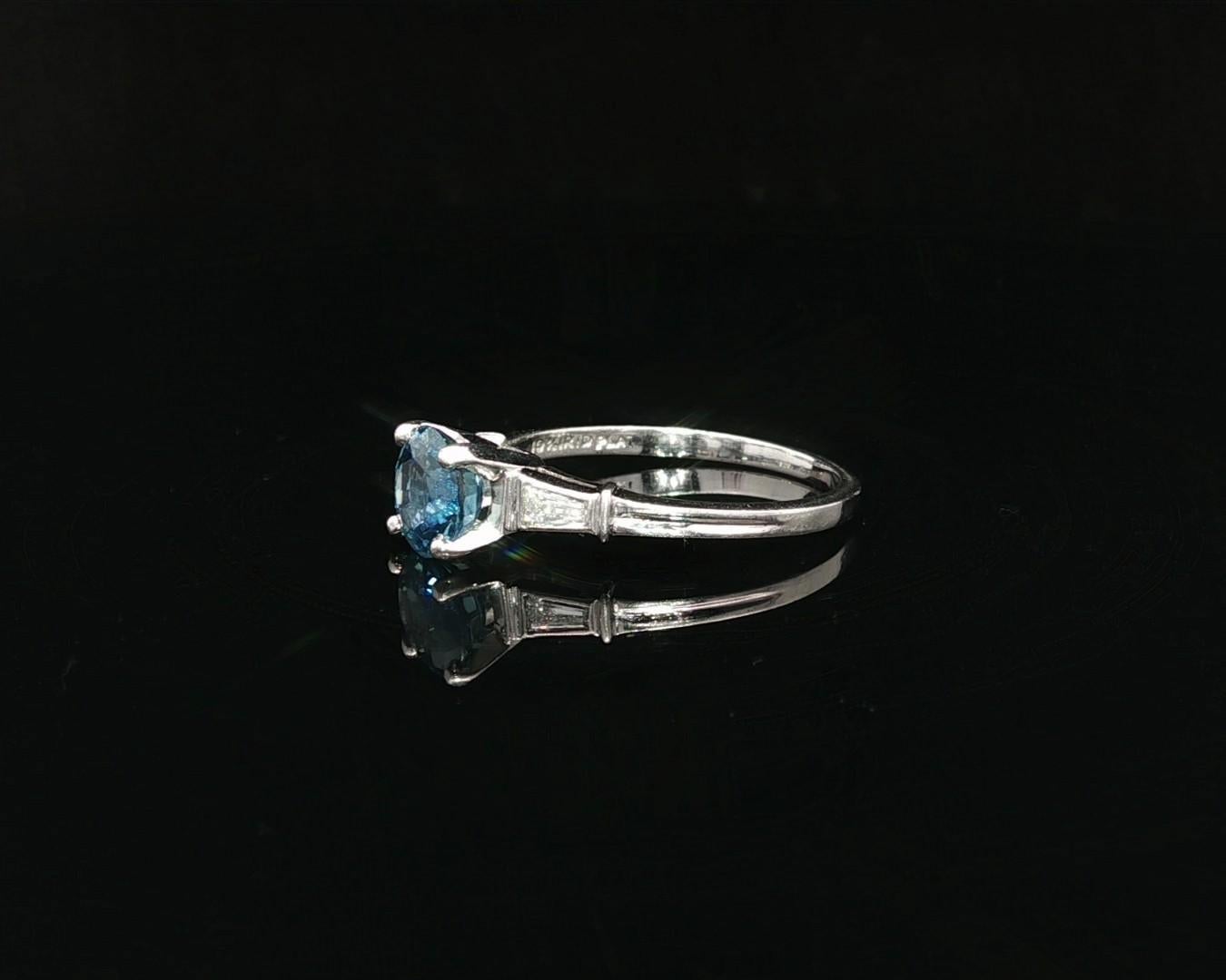 Anello vintage in platino da 1,24 ct GIA con zaffiro rotondo e diamanti baguette ai lati in vendita 6