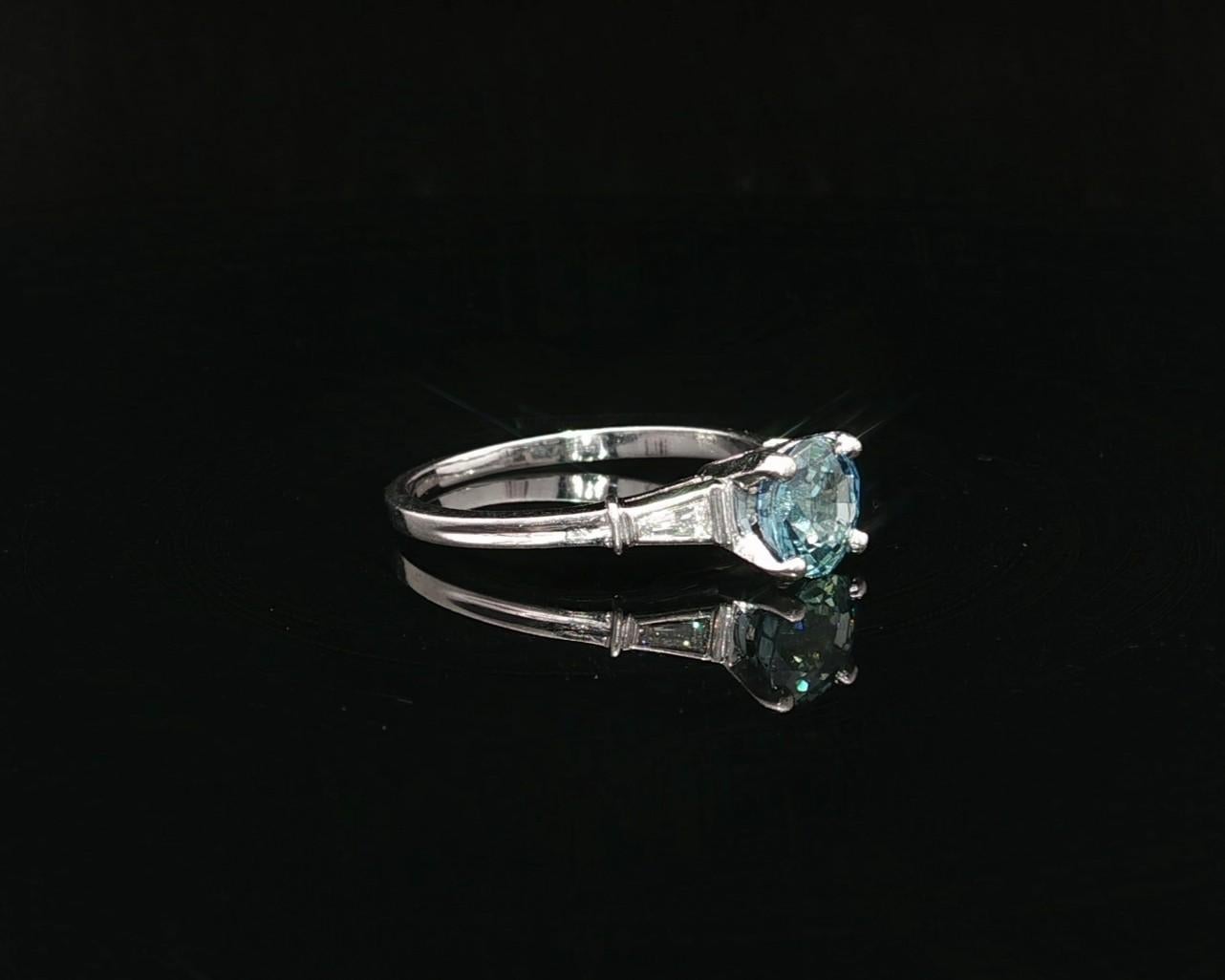 Anello vintage in platino da 1,24 ct GIA con zaffiro rotondo e diamanti baguette ai lati in vendita 7