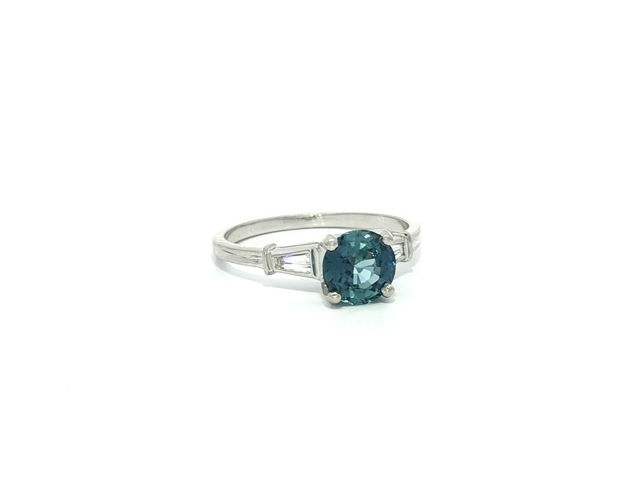 Anello vintage in platino da 1,24 ct GIA con zaffiro rotondo e diamanti baguette ai lati in vendita 9
