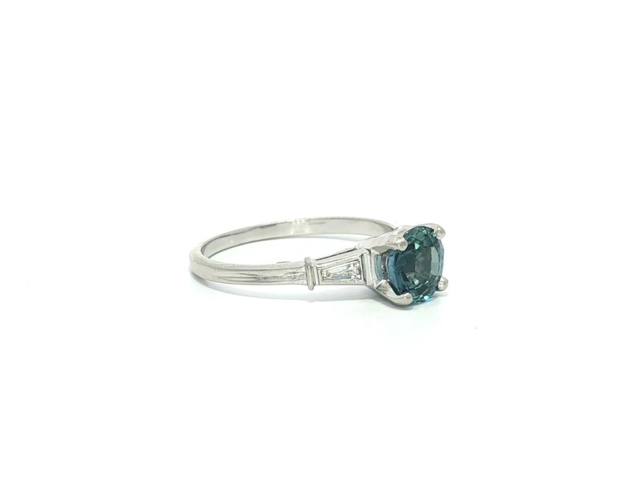 Anello vintage in platino da 1,24 ct GIA con zaffiro rotondo e diamanti baguette ai lati in vendita 10