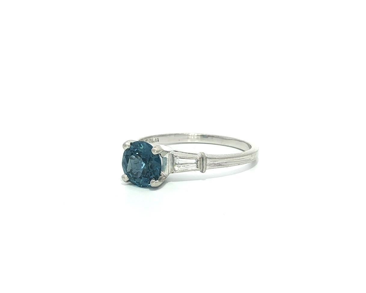 Anello vintage in platino da 1,24 ct GIA con zaffiro rotondo e diamanti baguette ai lati in vendita 11