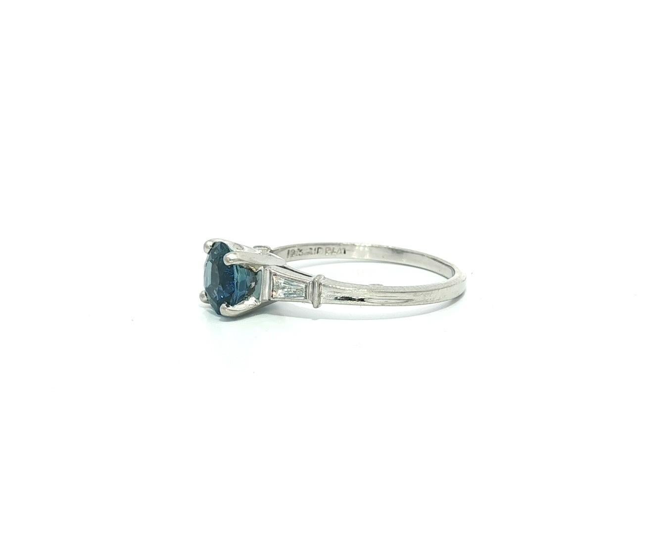 Anello vintage in platino da 1,24 ct GIA con zaffiro rotondo e diamanti baguette ai lati in vendita 12