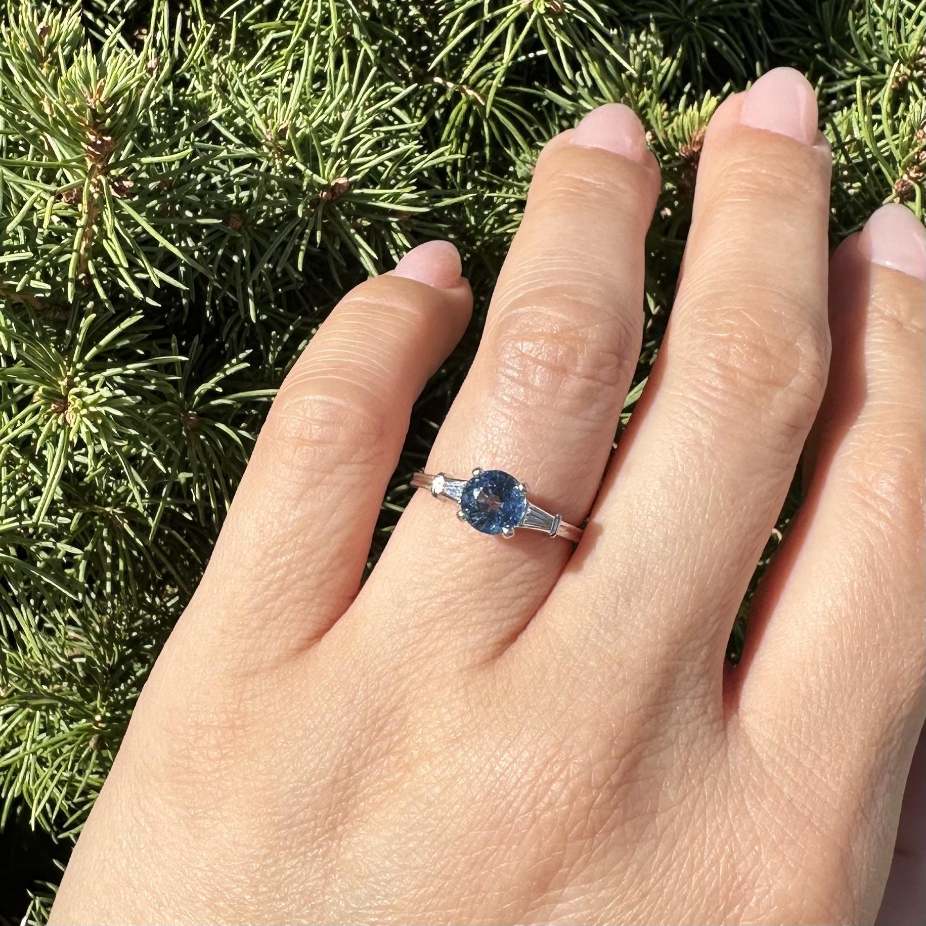 Taglio rotondo Anello vintage in platino da 1,24 ct GIA con zaffiro rotondo e diamanti baguette ai lati in vendita