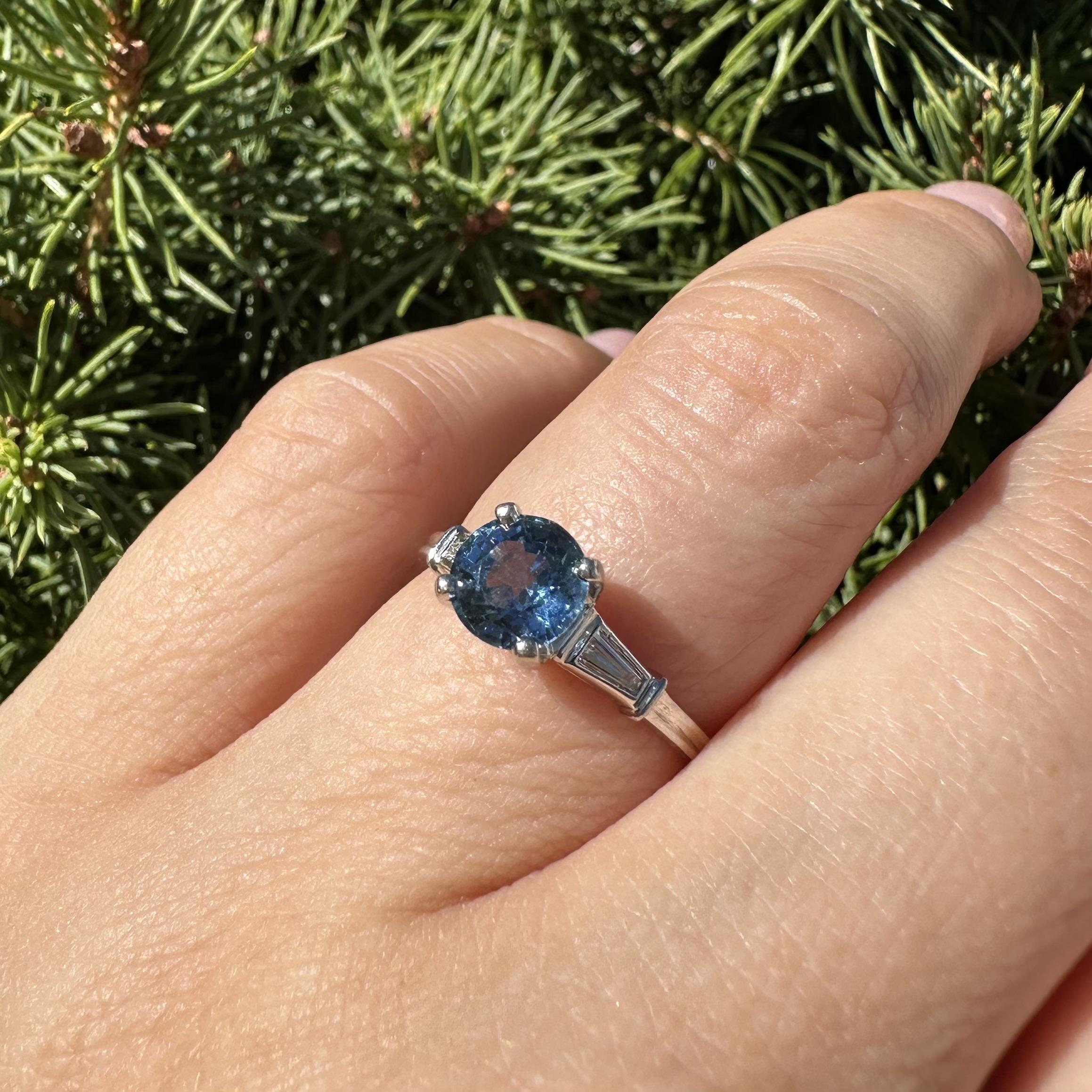 Anello vintage in platino da 1,24 ct GIA con zaffiro rotondo e diamanti baguette ai lati In condizioni buone in vendita a Montclair, NJ
