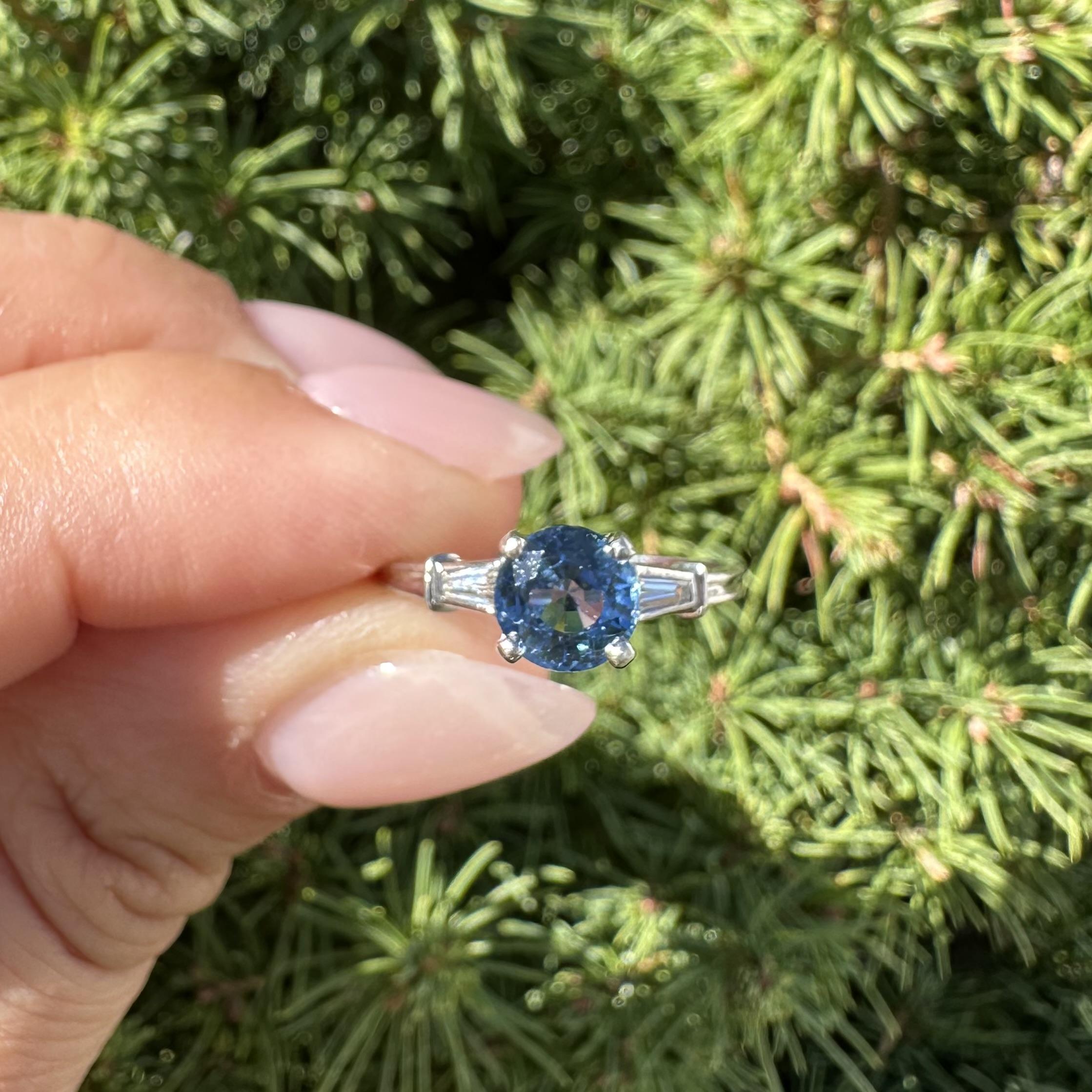 Donna Anello vintage in platino da 1,24 ct GIA con zaffiro rotondo e diamanti baguette ai lati in vendita