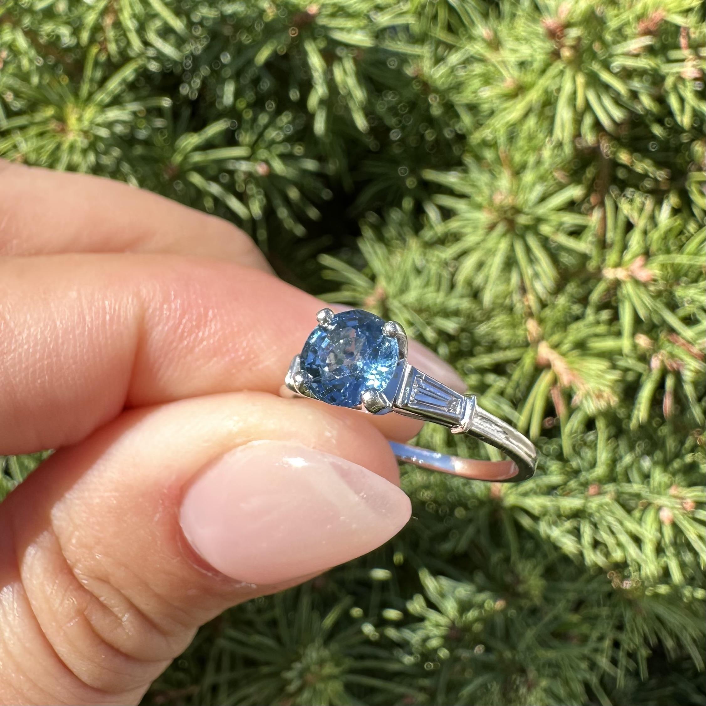 Anello vintage in platino da 1,24 ct GIA con zaffiro rotondo e diamanti baguette ai lati in vendita 1