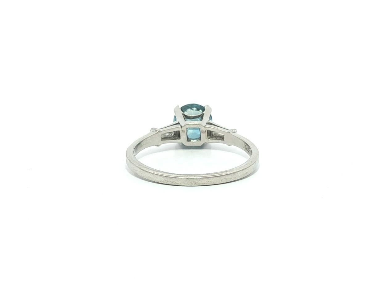 Anello vintage in platino da 1,24 ct GIA con zaffiro rotondo e diamanti baguette ai lati in vendita 2