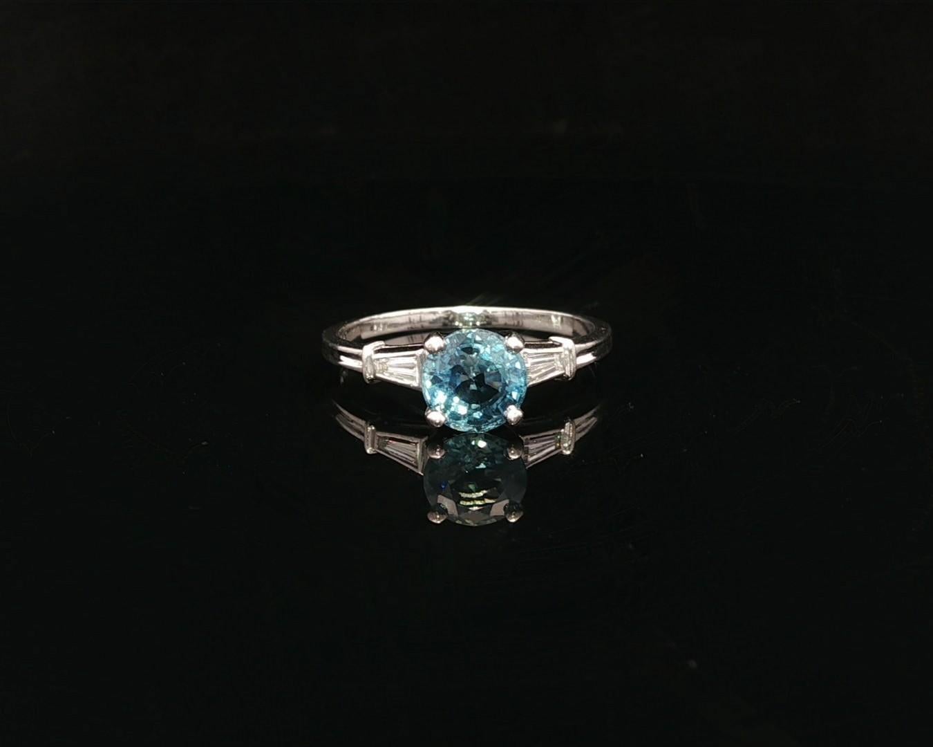 Anello vintage in platino da 1,24 ct GIA con zaffiro rotondo e diamanti baguette ai lati in vendita 3