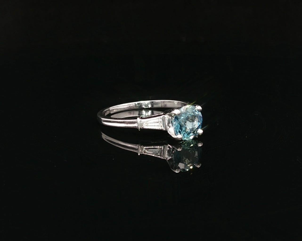 Anello vintage in platino da 1,24 ct GIA con zaffiro rotondo e diamanti baguette ai lati in vendita 4