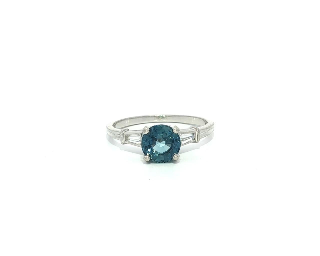 Anello vintage in platino da 1,24 ct GIA con zaffiro rotondo e diamanti baguette ai lati