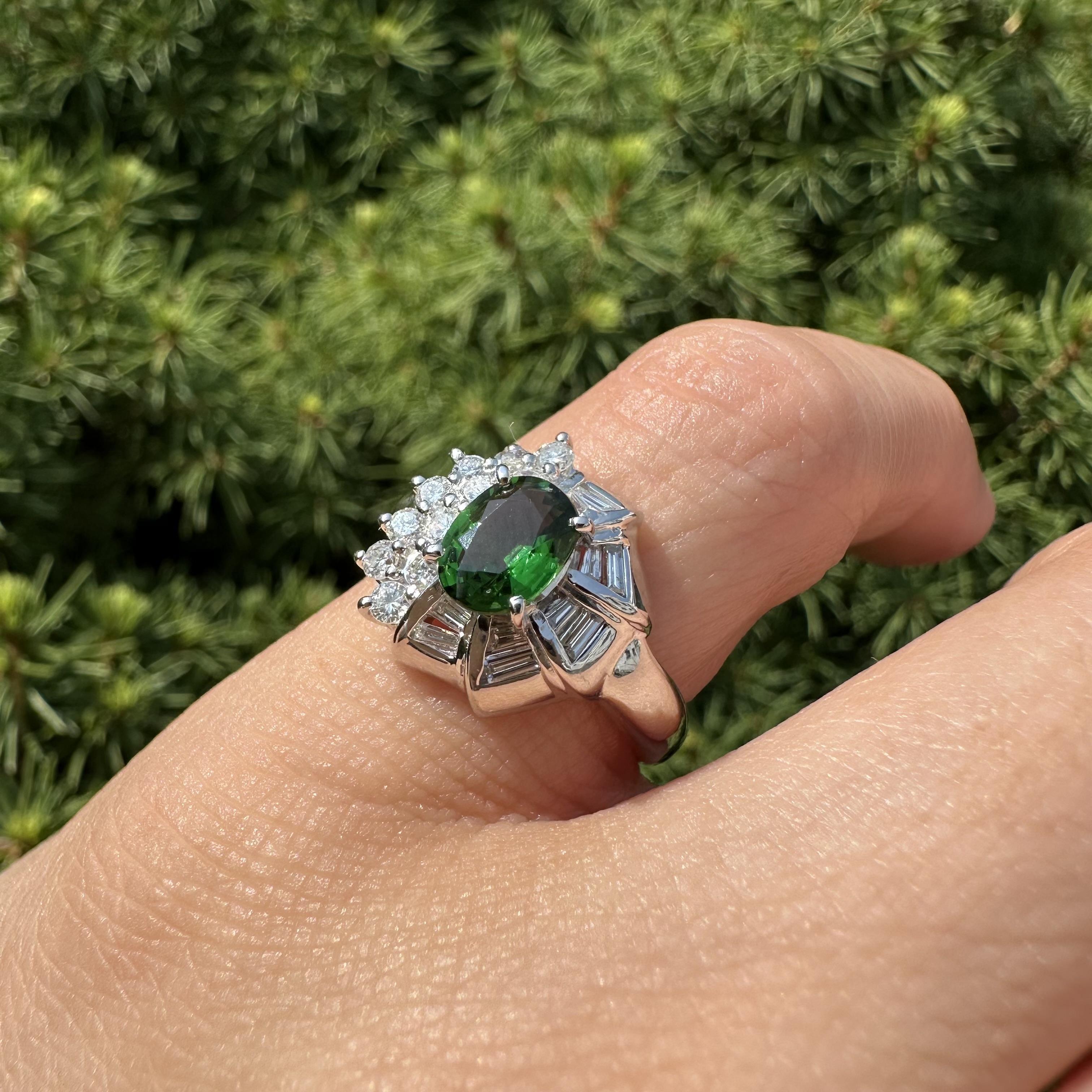 Vintage Platin 1,25ct Oval Vivid Grün Tsavorit w / Baguette Diamant Ring im Angebot 5