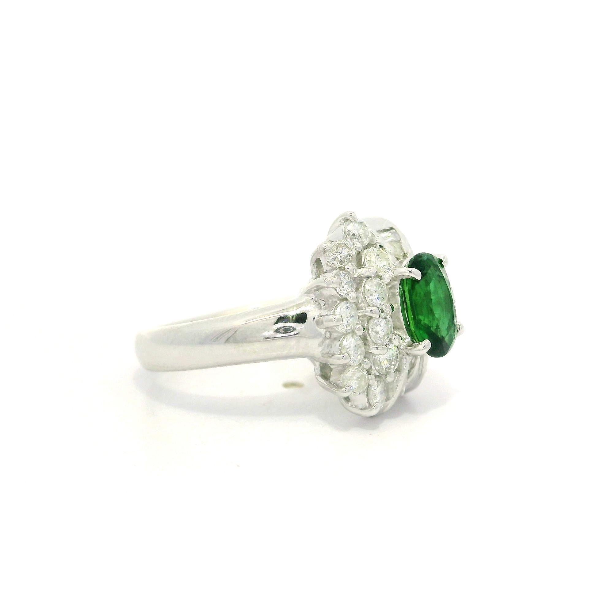 --Stein(e):--
(1) Natürlicher echter Tsavorit - Ovalschliff - Zackenfassung - lebhafte grüne Farbe - 6,9x5,2mm - 0,73ct (genau)
(21) Natürliche echte Diamanten - Baguetteschliff & Rundschliff - Kanal- & Zackenfassung - schöne weiße Brillanten -