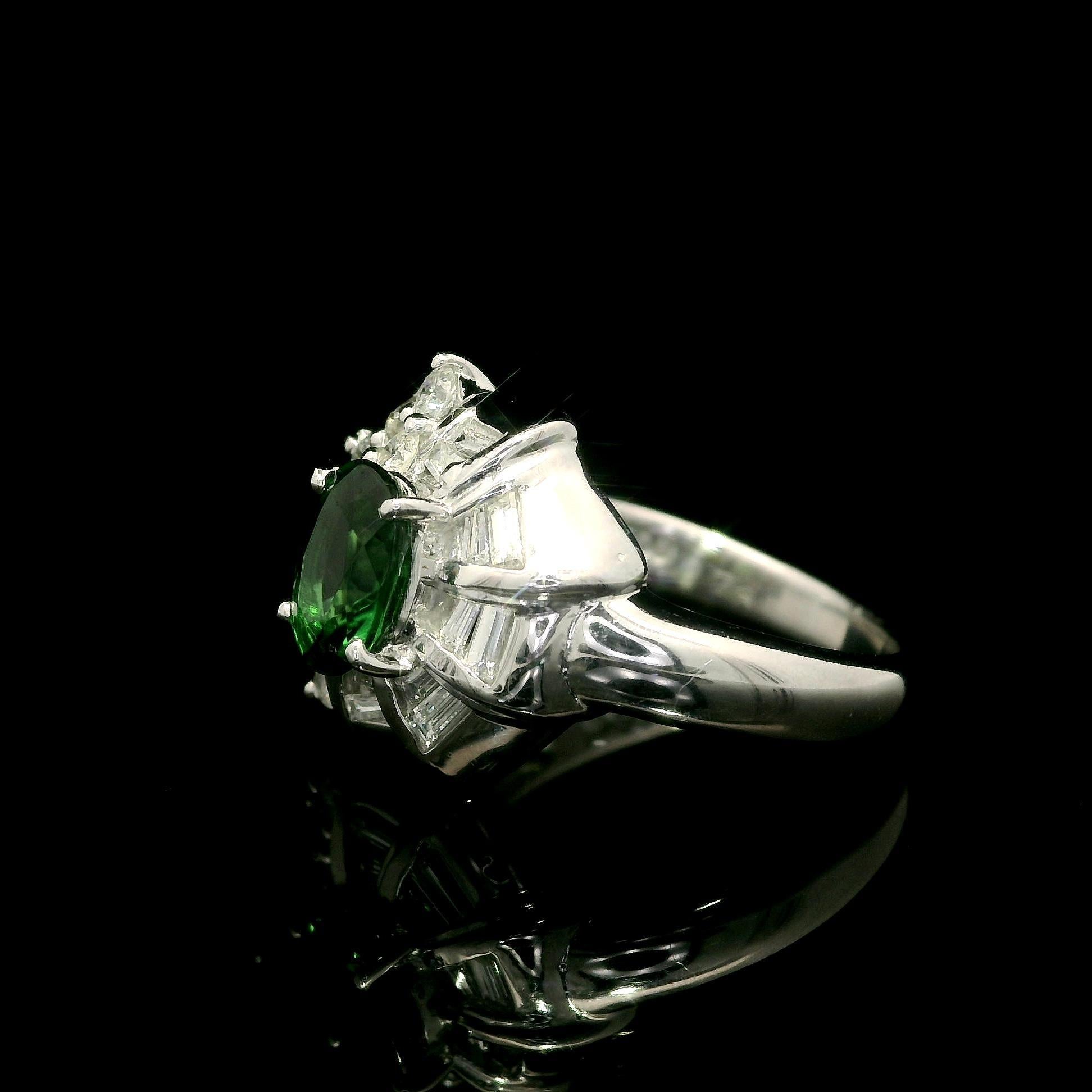Vintage Platin 1,25ct Oval Vivid Grün Tsavorit w / Baguette Diamant Ring (Ovalschliff) im Angebot