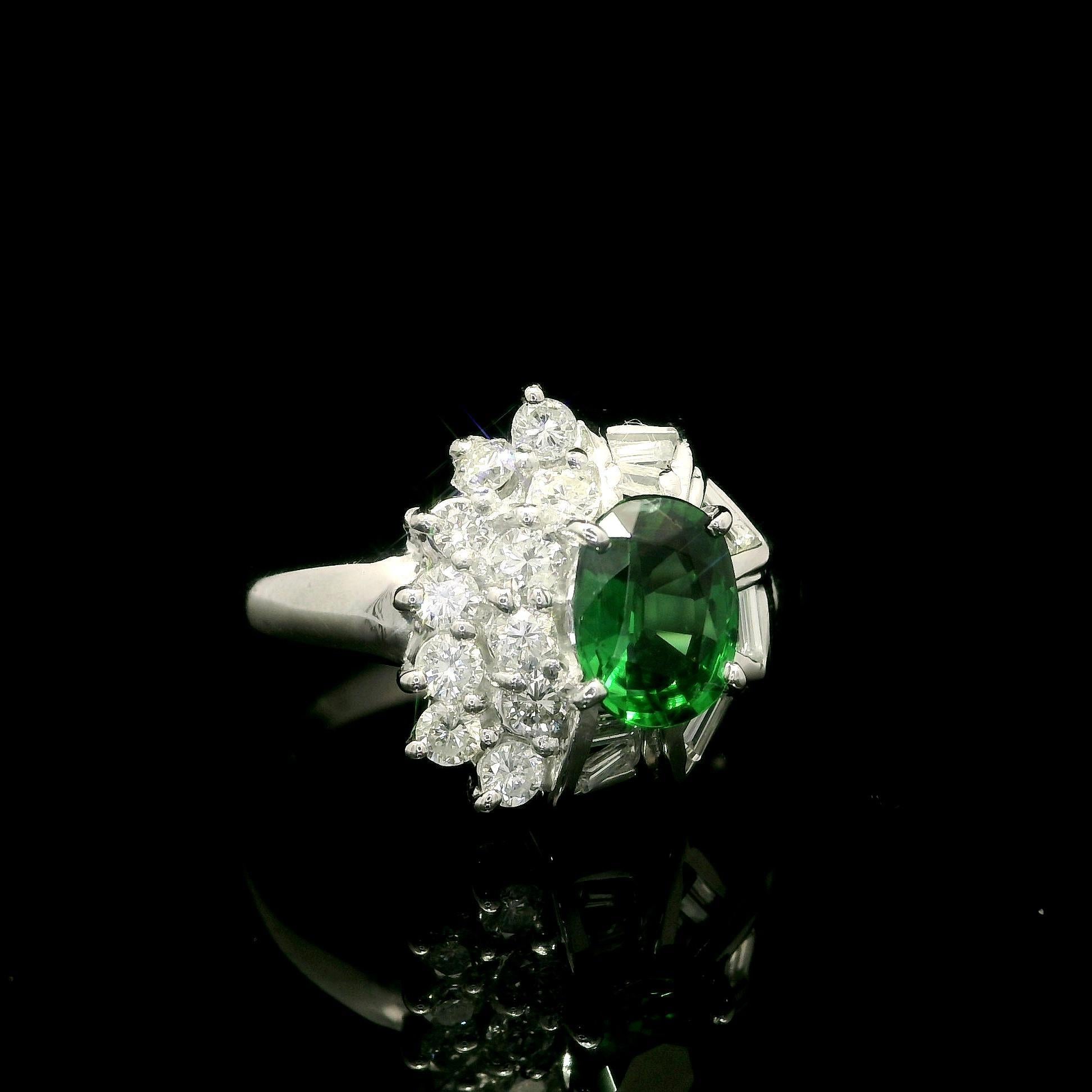 Vintage Platin 1,25ct Oval Vivid Grün Tsavorit w / Baguette Diamant Ring im Zustand „Hervorragend“ im Angebot in Montclair, NJ