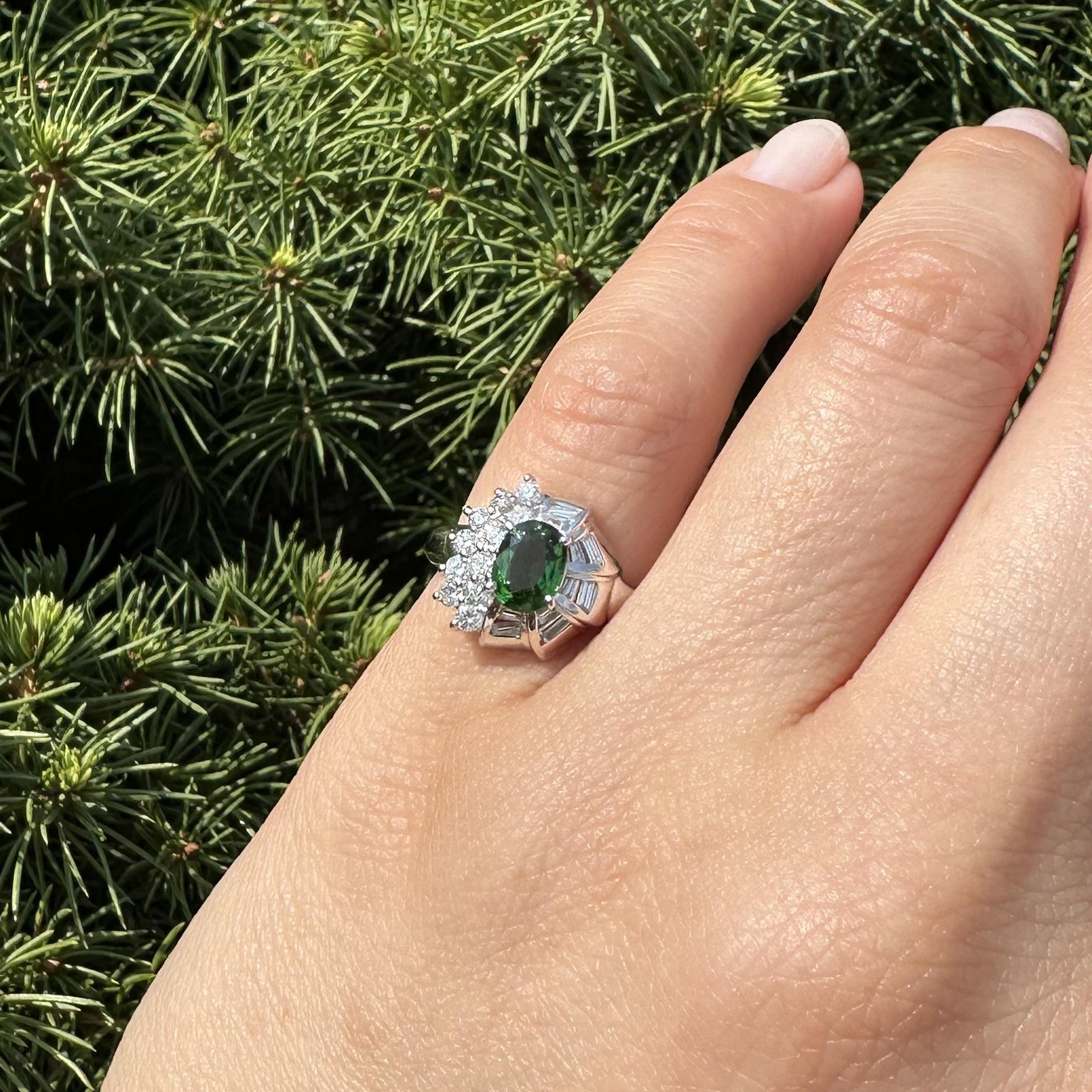 Vintage Platin 1,25ct Oval Vivid Grün Tsavorit w / Baguette Diamant Ring Damen im Angebot