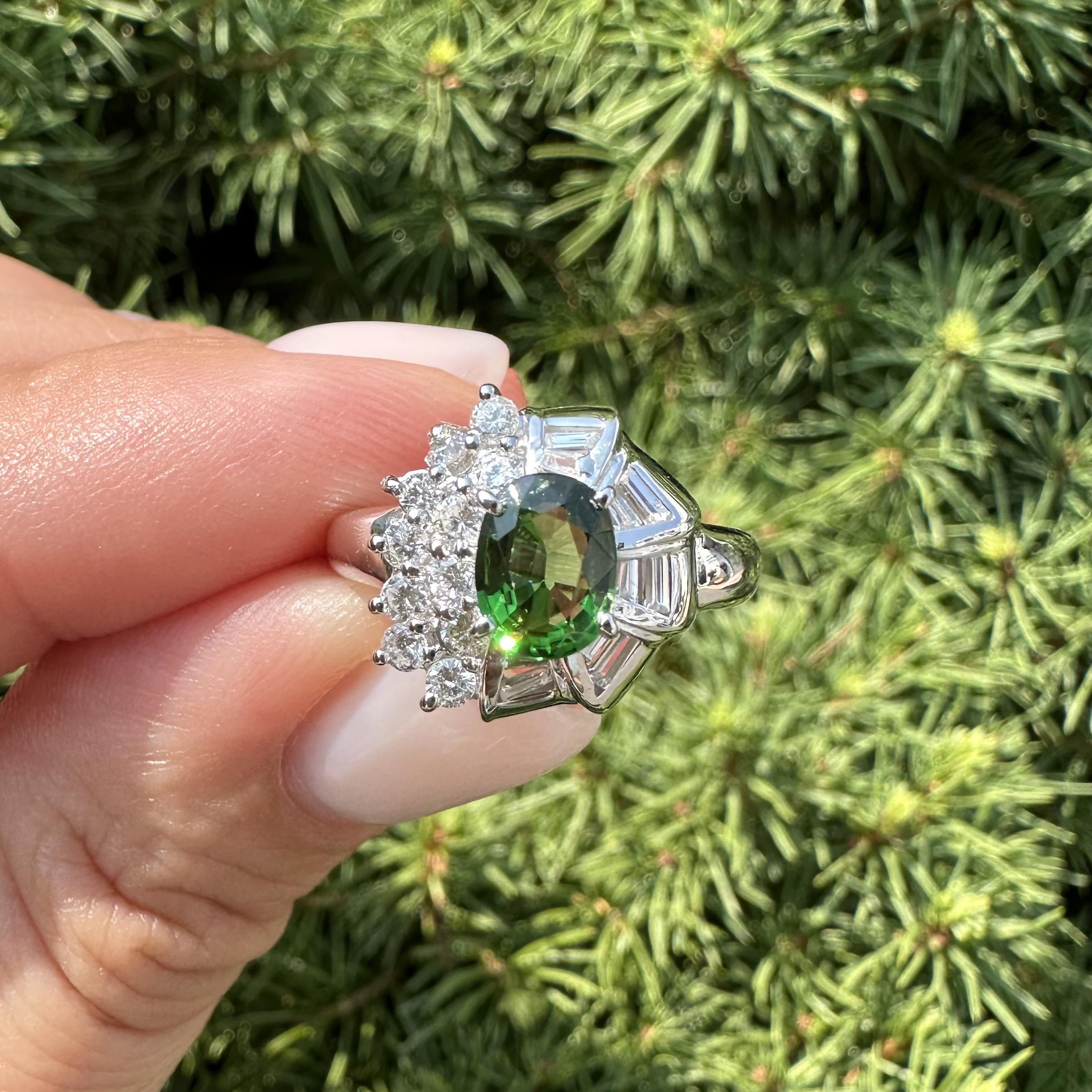 Vintage Platin 1,25ct Oval Vivid Grün Tsavorit w / Baguette Diamant Ring im Angebot 1