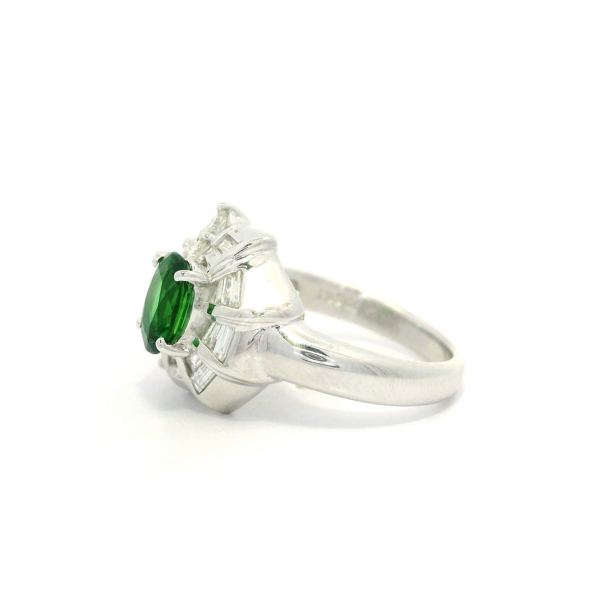 Vintage Platin 1,25ct Oval Vivid Grün Tsavorit w / Baguette Diamant Ring im Angebot 2