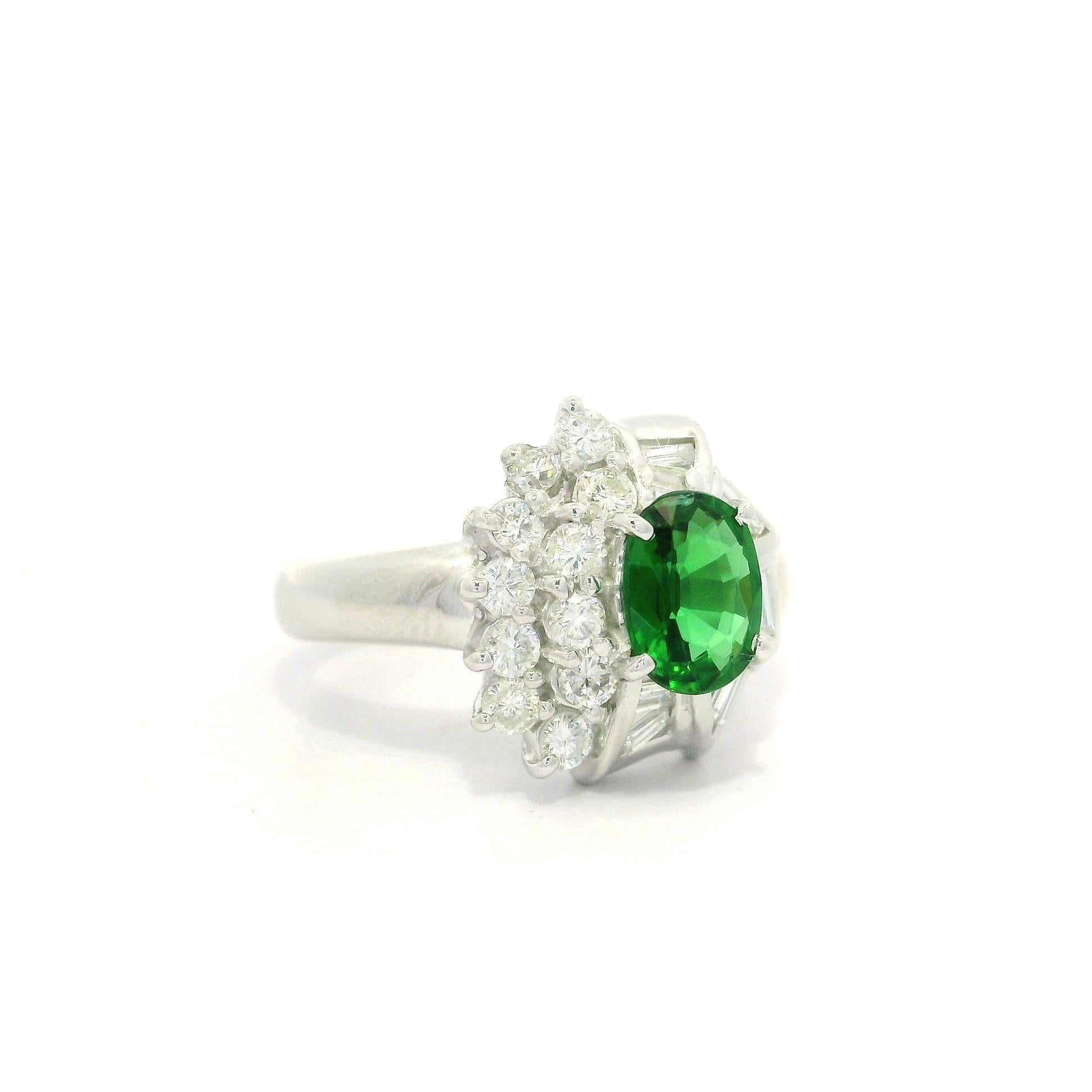 Vintage Platin 1,25ct Oval Vivid Grün Tsavorit w / Baguette Diamant Ring im Angebot 3
