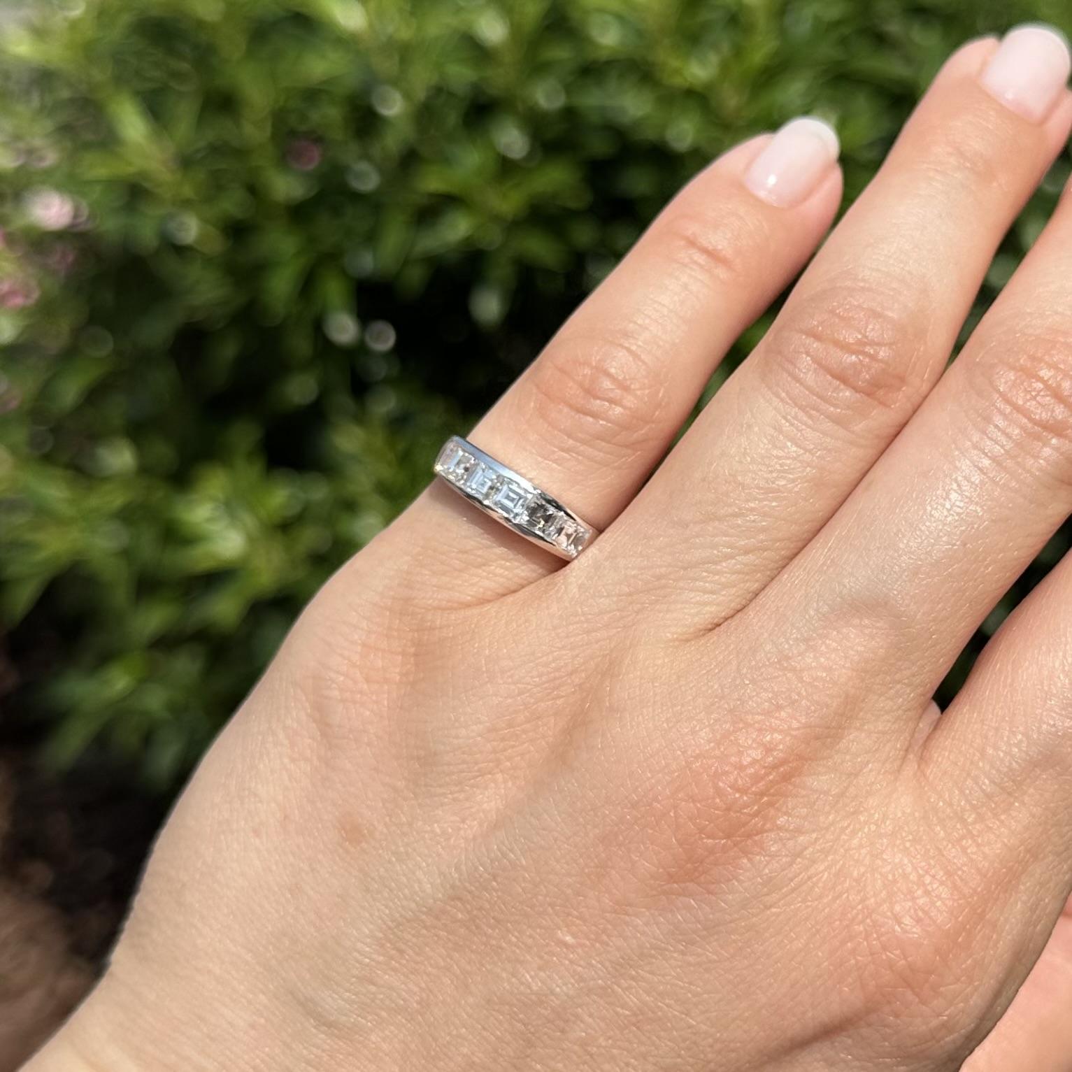 Vintage Platinum 1.25ctw Carré Square Step Cut Diamond 5 Stone Channel Band Ring im Angebot 5