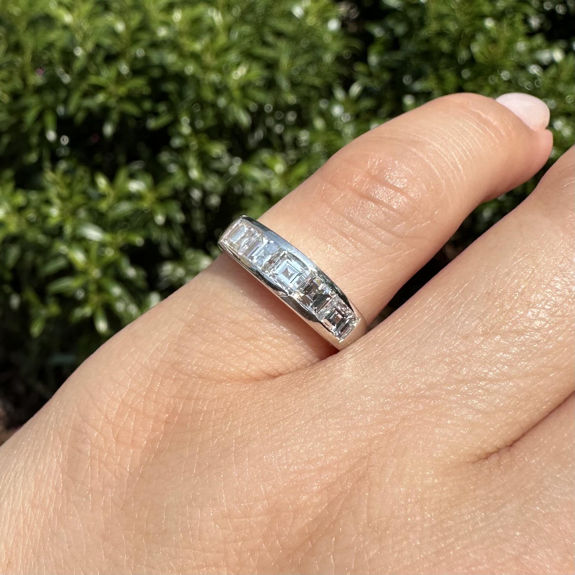 Vintage Platinum 1.25ctw Carré Square Step Cut Diamond 5 Stone Channel Band Ring im Angebot 6