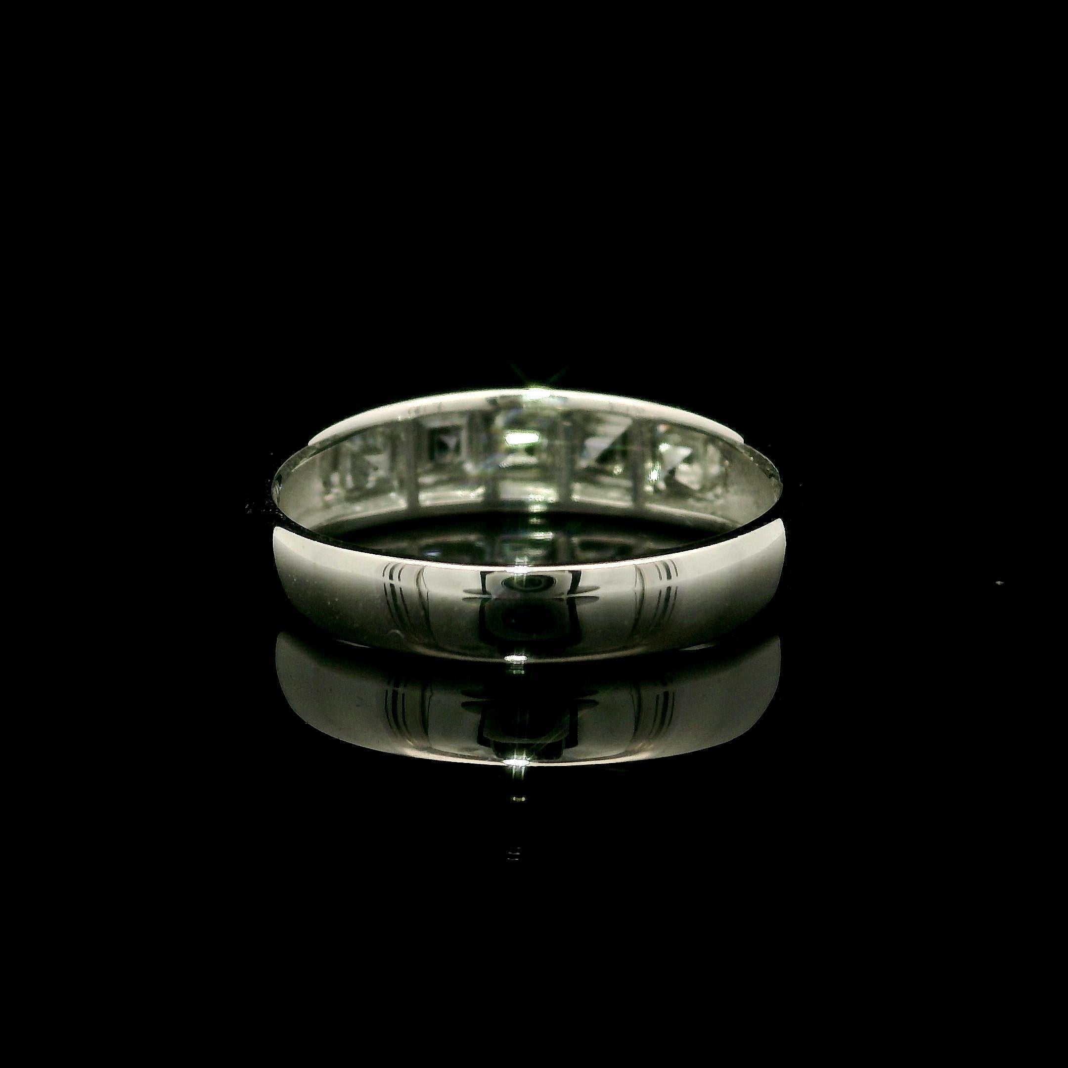 Vintage Platinum 1.25ctw Carré Square Step Cut Diamond 5 Stone Channel Band Ring (Carréeschliff) im Angebot