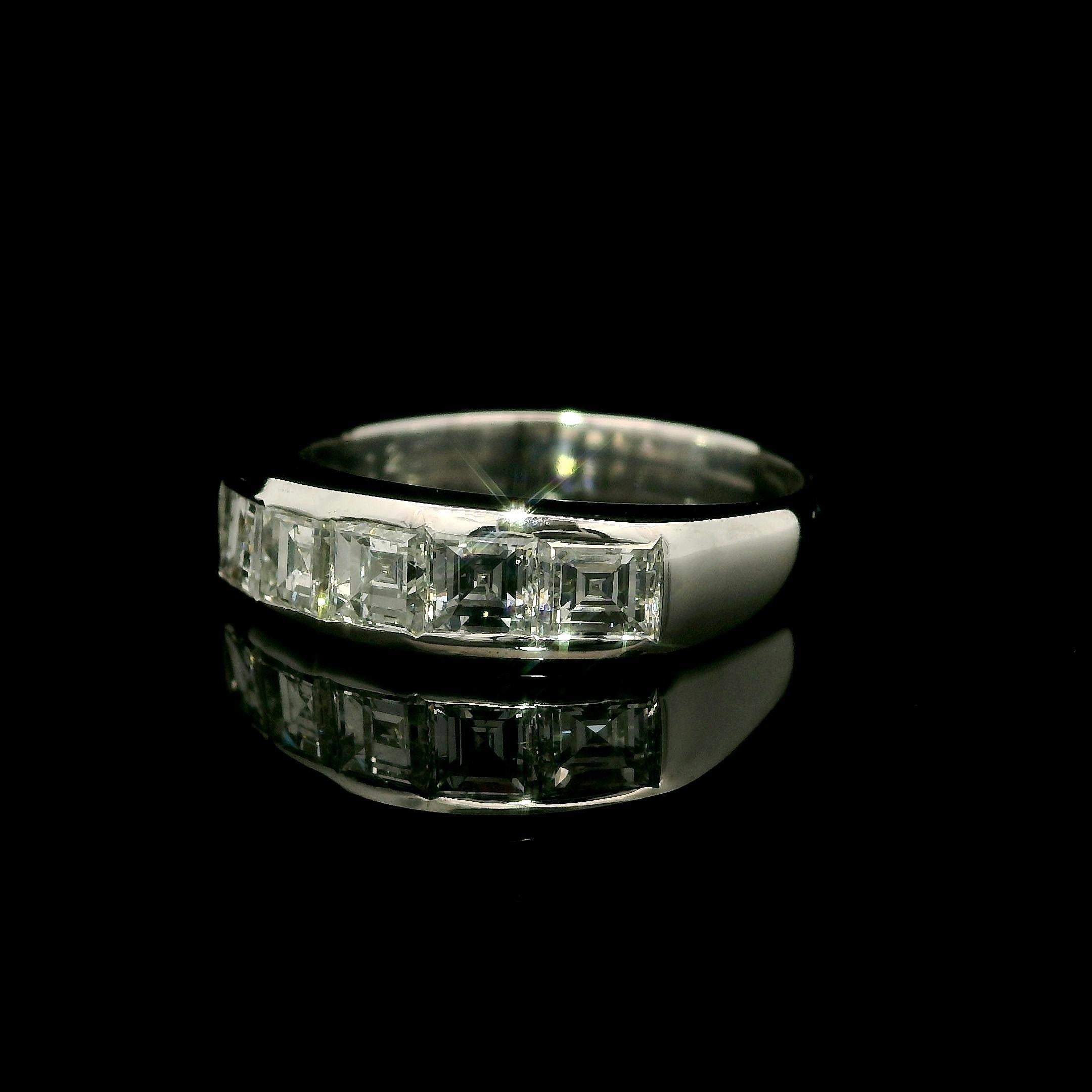 Vintage Platinum 1.25ctw Carré Square Step Cut Diamond 5 Stone Channel Band Ring im Zustand „Hervorragend“ im Angebot in Montclair, NJ
