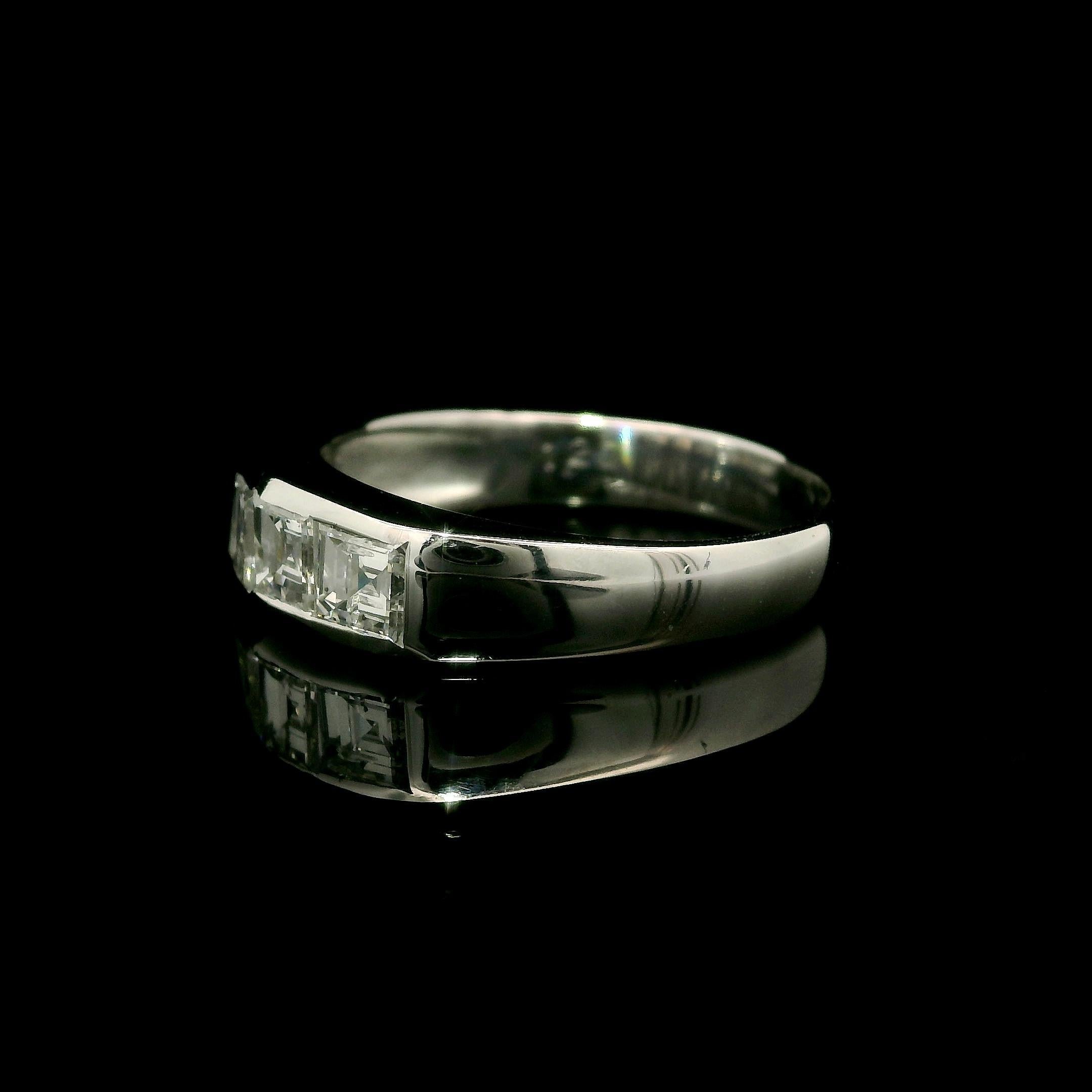 Vintage Platinum 1.25ctw Carré Square Step Cut Diamond 5 Stone Channel Band Ring Damen im Angebot