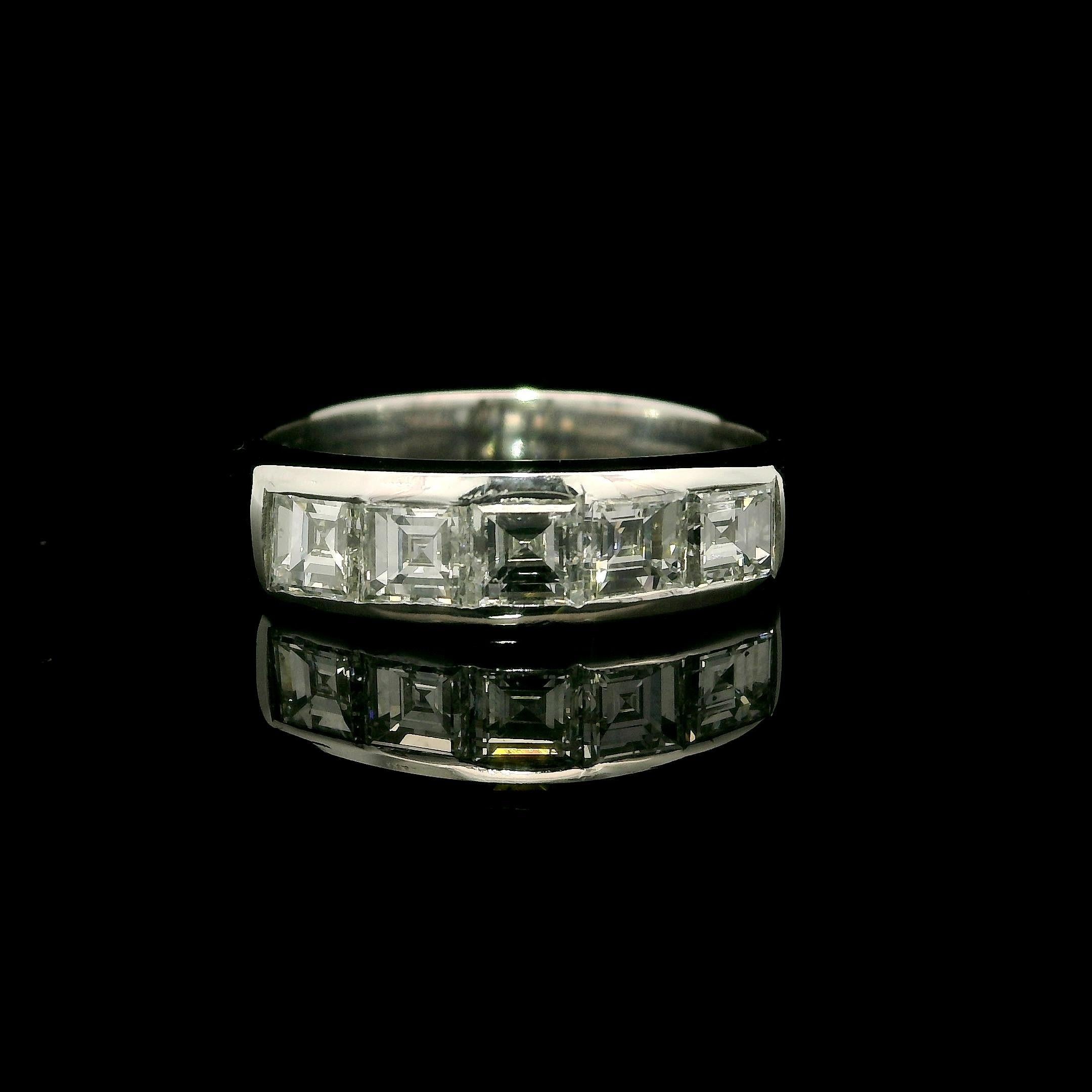 Vintage Platinum 1.25ctw Carré Square Step Cut Diamond 5 Stone Channel Band Ring im Angebot 1