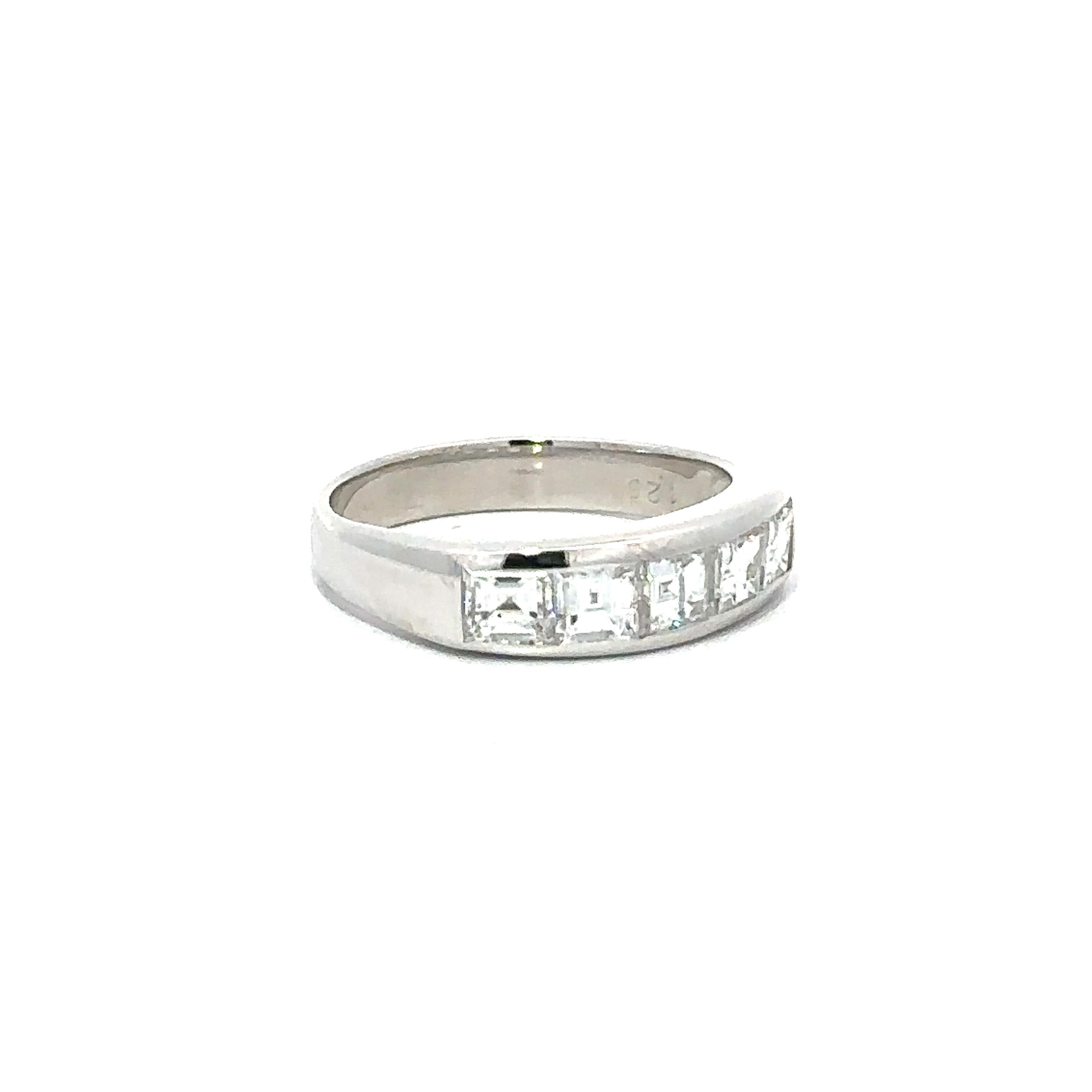 Vintage Platinum 1.25ctw Carré Square Step Cut Diamond 5 Stone Channel Band Ring im Angebot 3