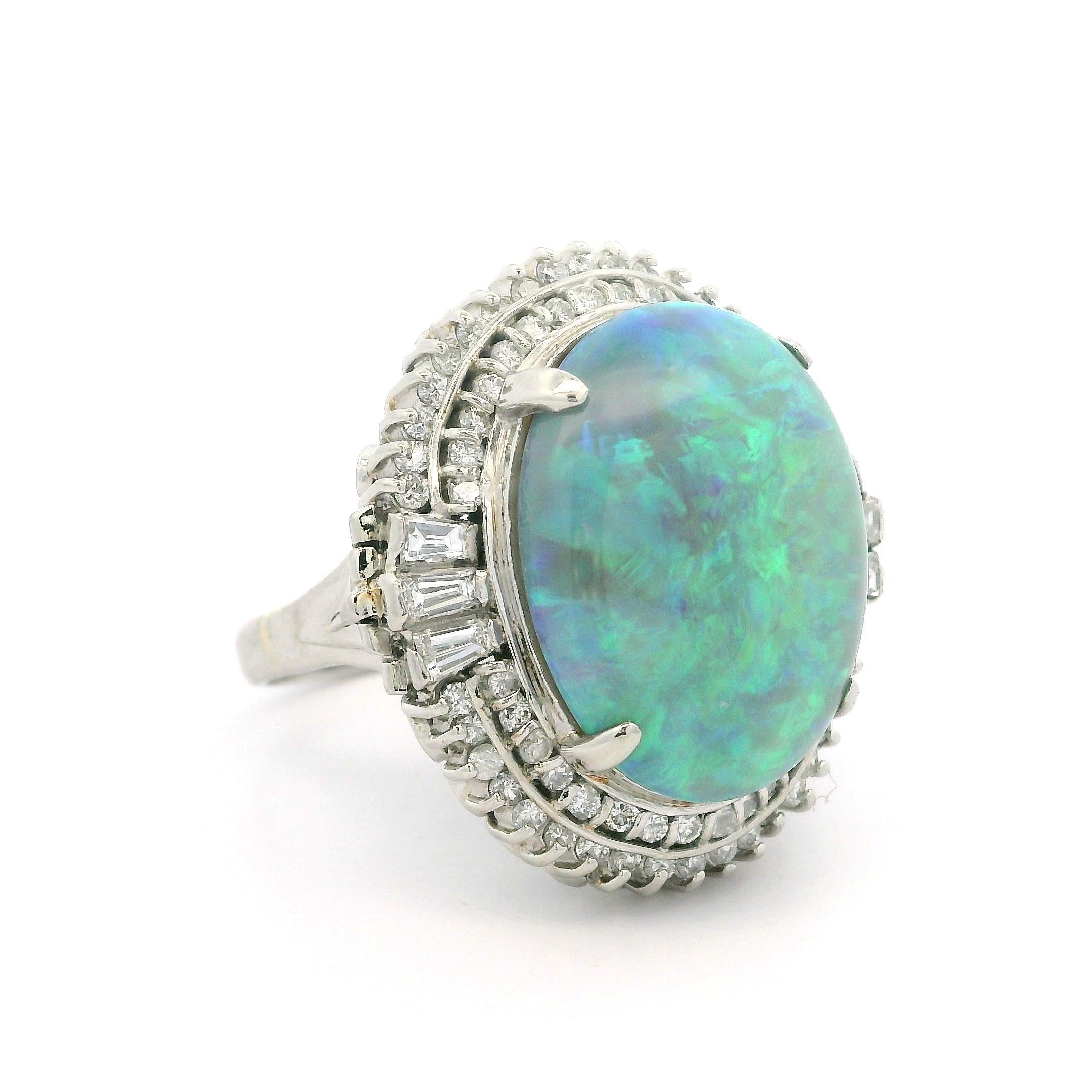 Bague cocktail fantaisie vintage en platine avec grande opale de 13,90 ctw avec halo de diamants 5