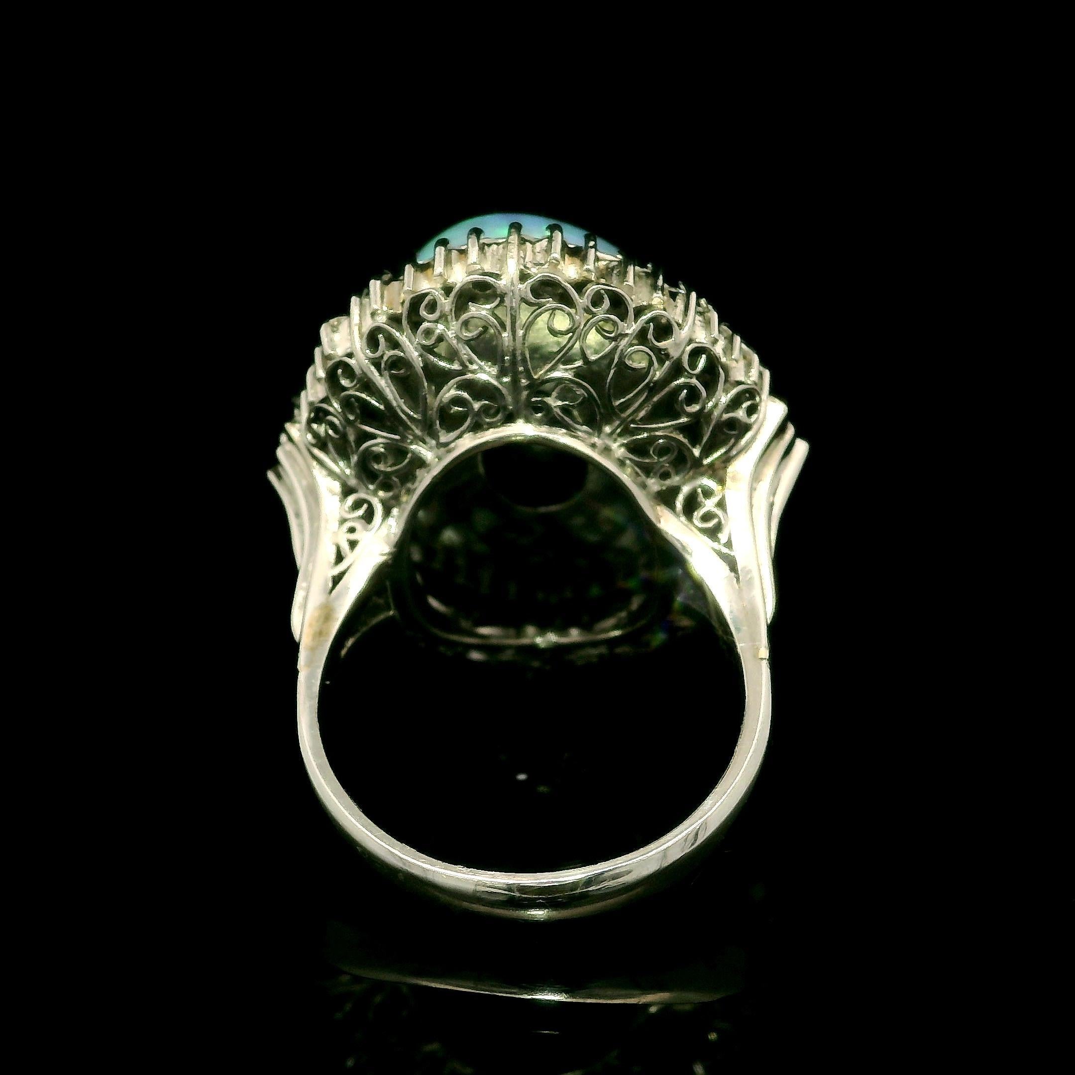 --Pierre(s) :...
(1) Opale Naturelle Véritable - Grande - Coupe Cabochon Ovale - Serti - Beau jeu de couleurs - 20.2x15.4mm / 12.80ct (exact)
Nombreux diamants naturels authentiques - taille ronde, brillante et baguette - sertis à l'anneau et en