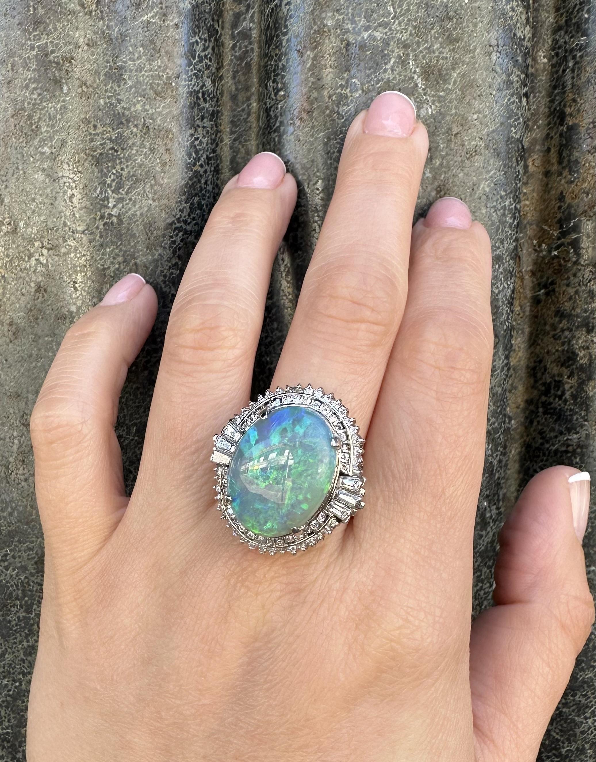 Taille cabochon Bague cocktail fantaisie vintage en platine avec grande opale de 13,90 ctw avec halo de diamants