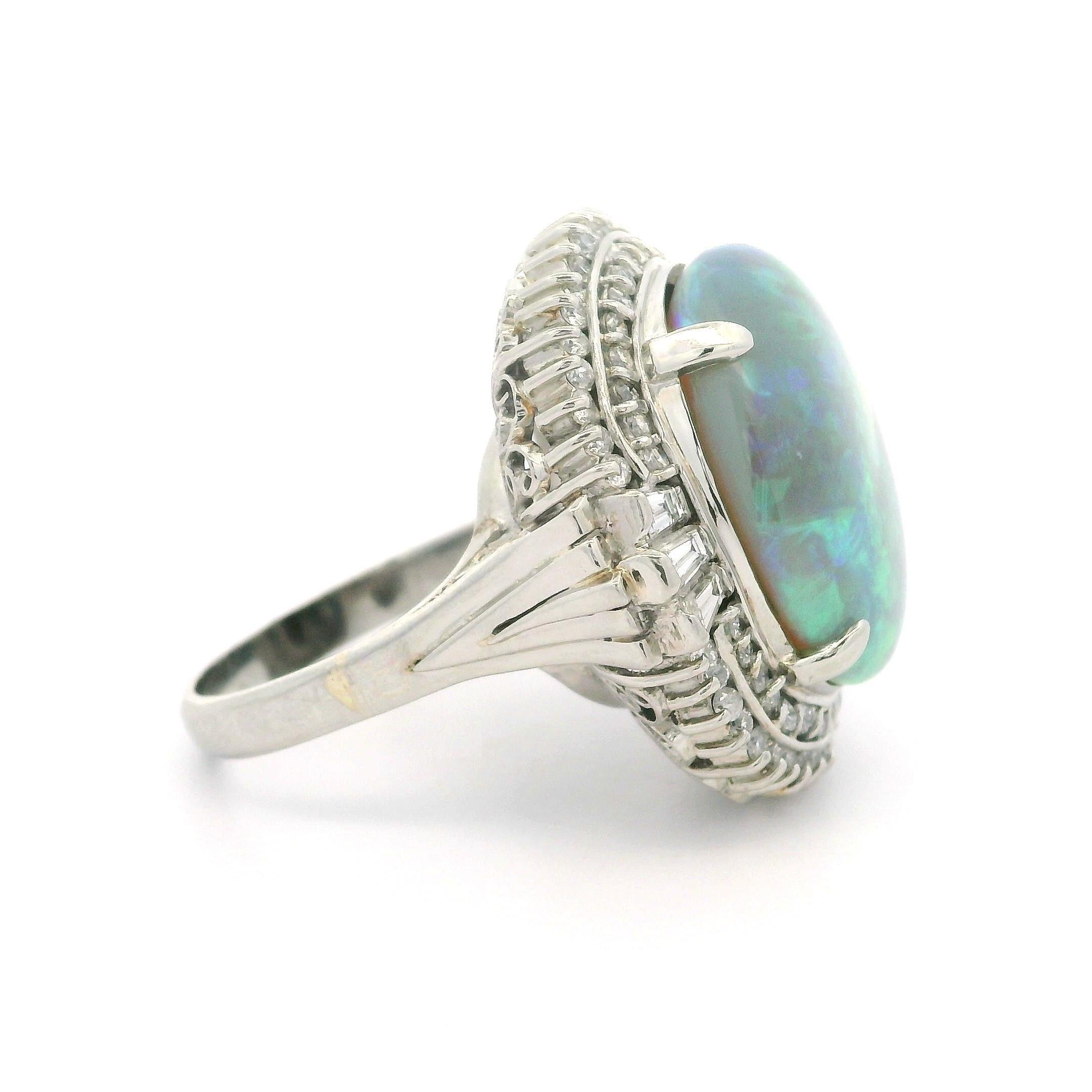 Bague cocktail fantaisie vintage en platine avec grande opale de 13,90 ctw avec halo de diamants 1