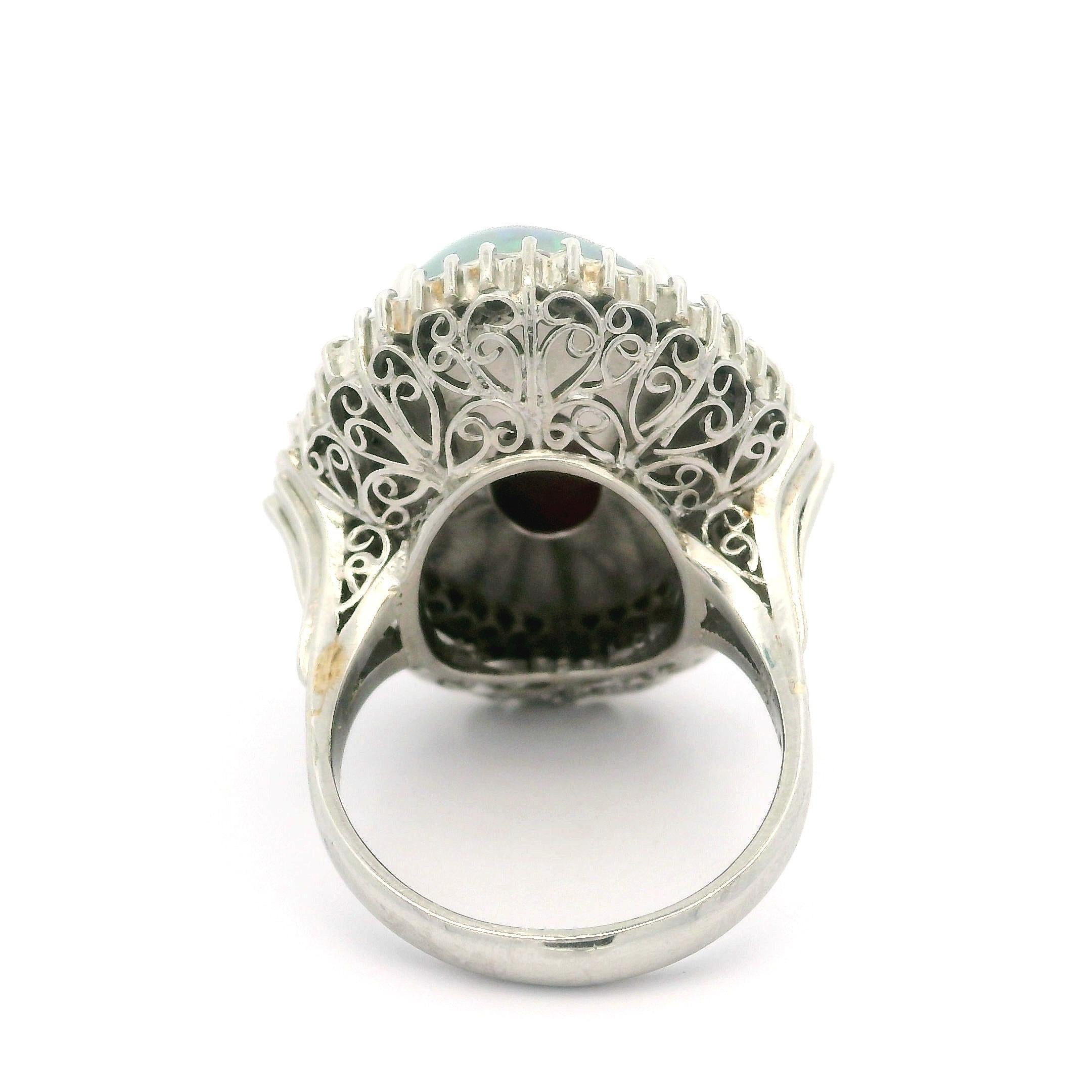Bague cocktail fantaisie vintage en platine avec grande opale de 13,90 ctw avec halo de diamants 2