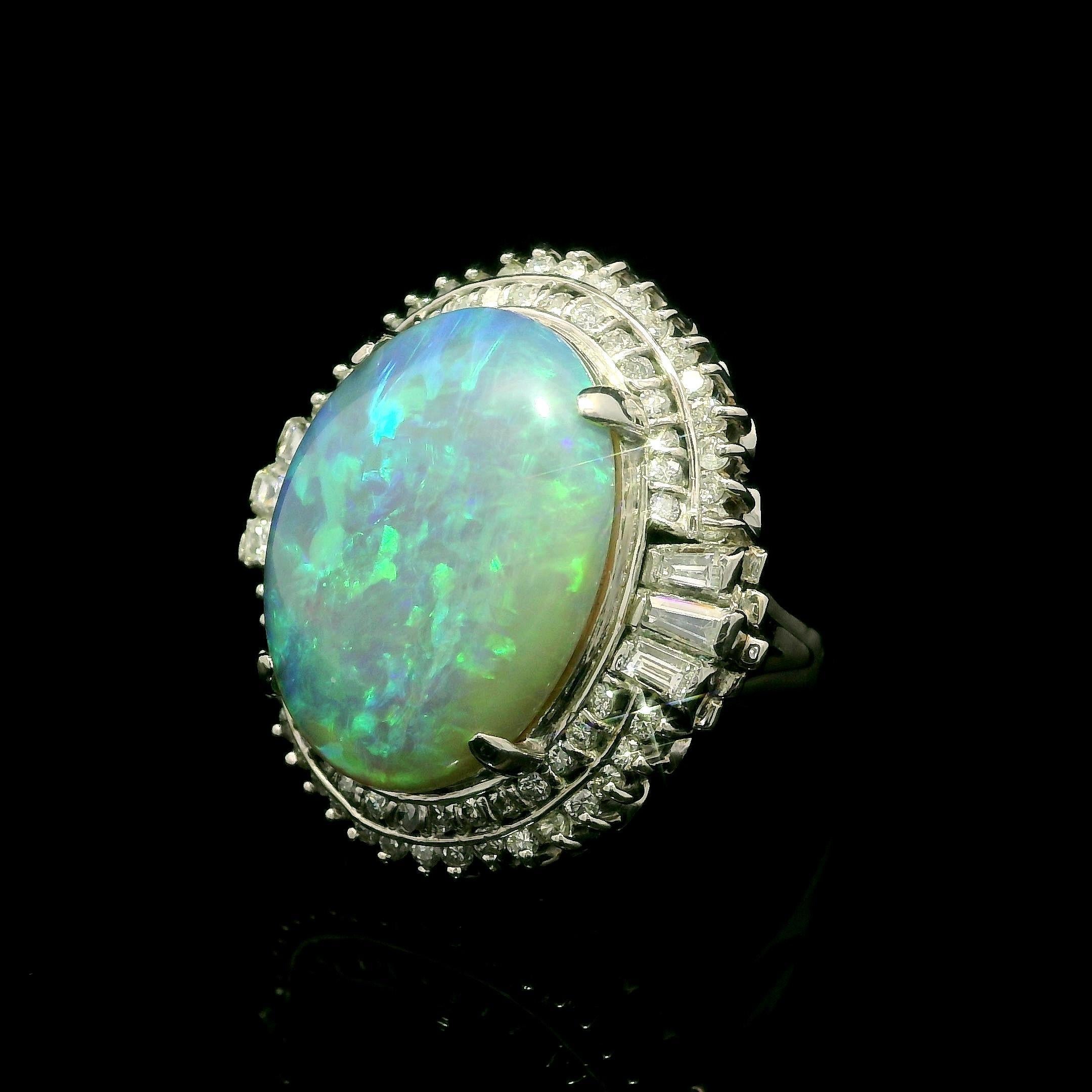 Bague cocktail fantaisie vintage en platine avec grande opale de 13,90 ctw avec halo de diamants 3