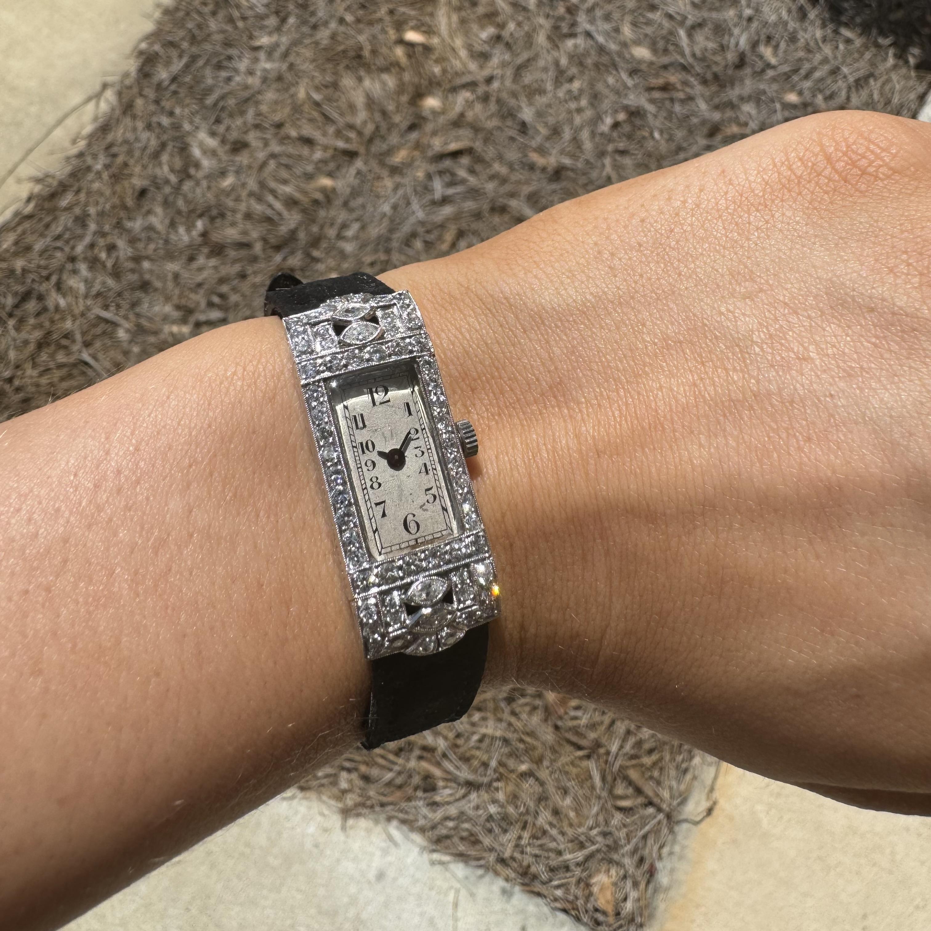 Art déco Montre vintage en platine avec diamants 1,5 carat sur bracelet de montre en velours en vente