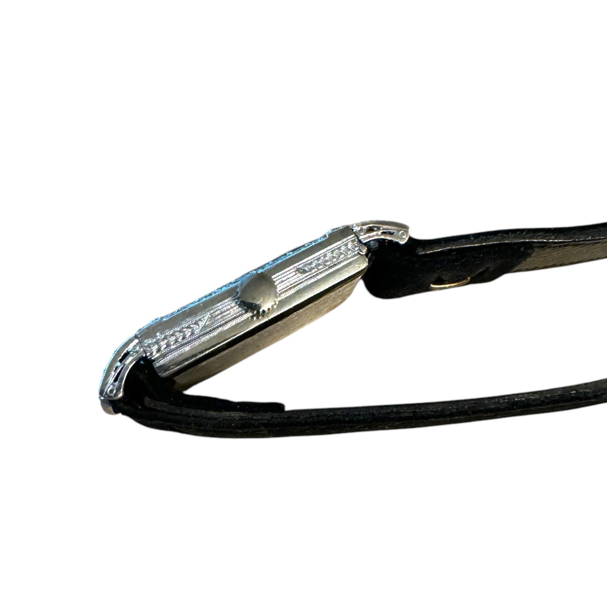 Montre vintage en platine avec diamants 1,5 carat sur bracelet de montre en velours en vente 1