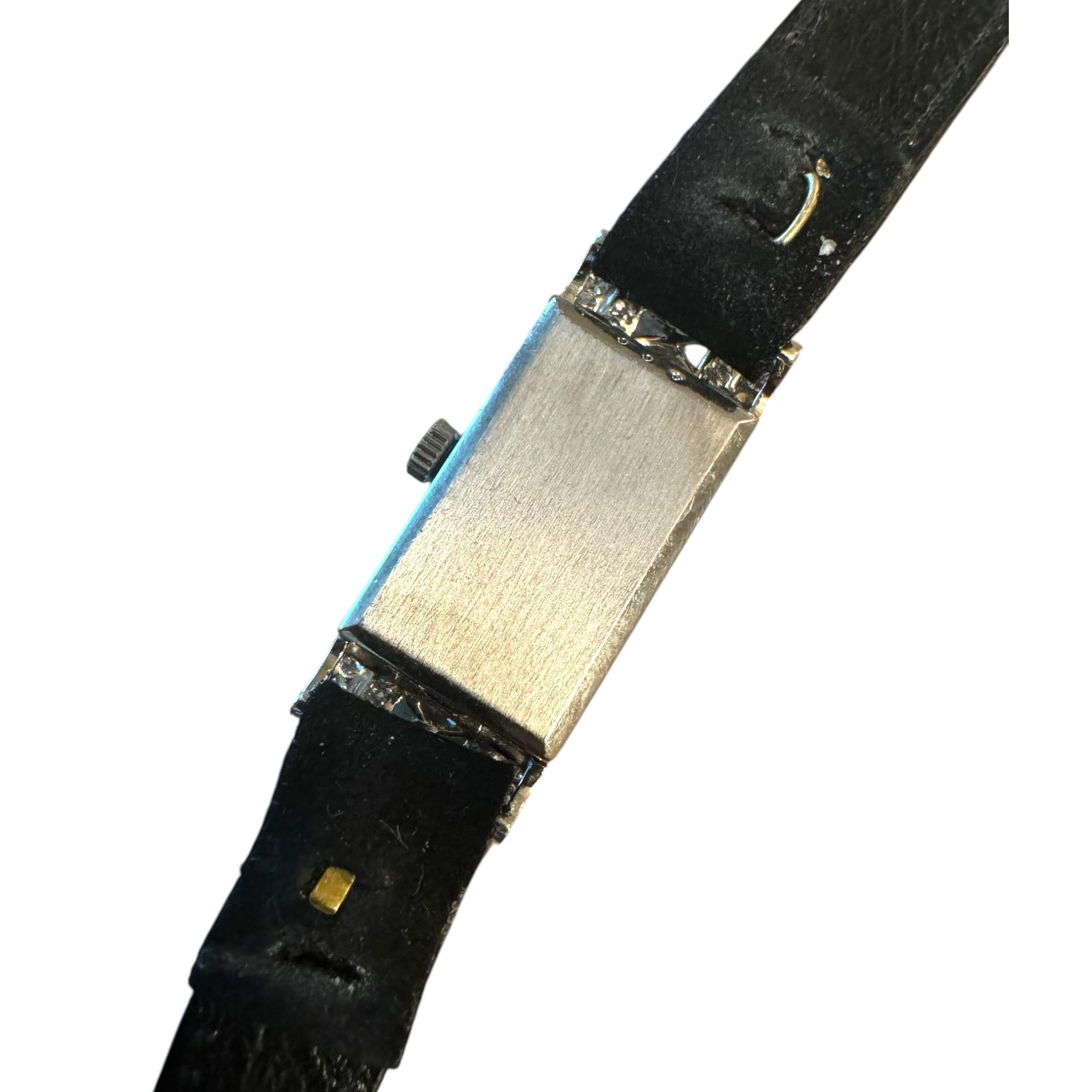 Montre vintage en platine avec diamants 1,5 carat sur bracelet de montre en velours en vente 2