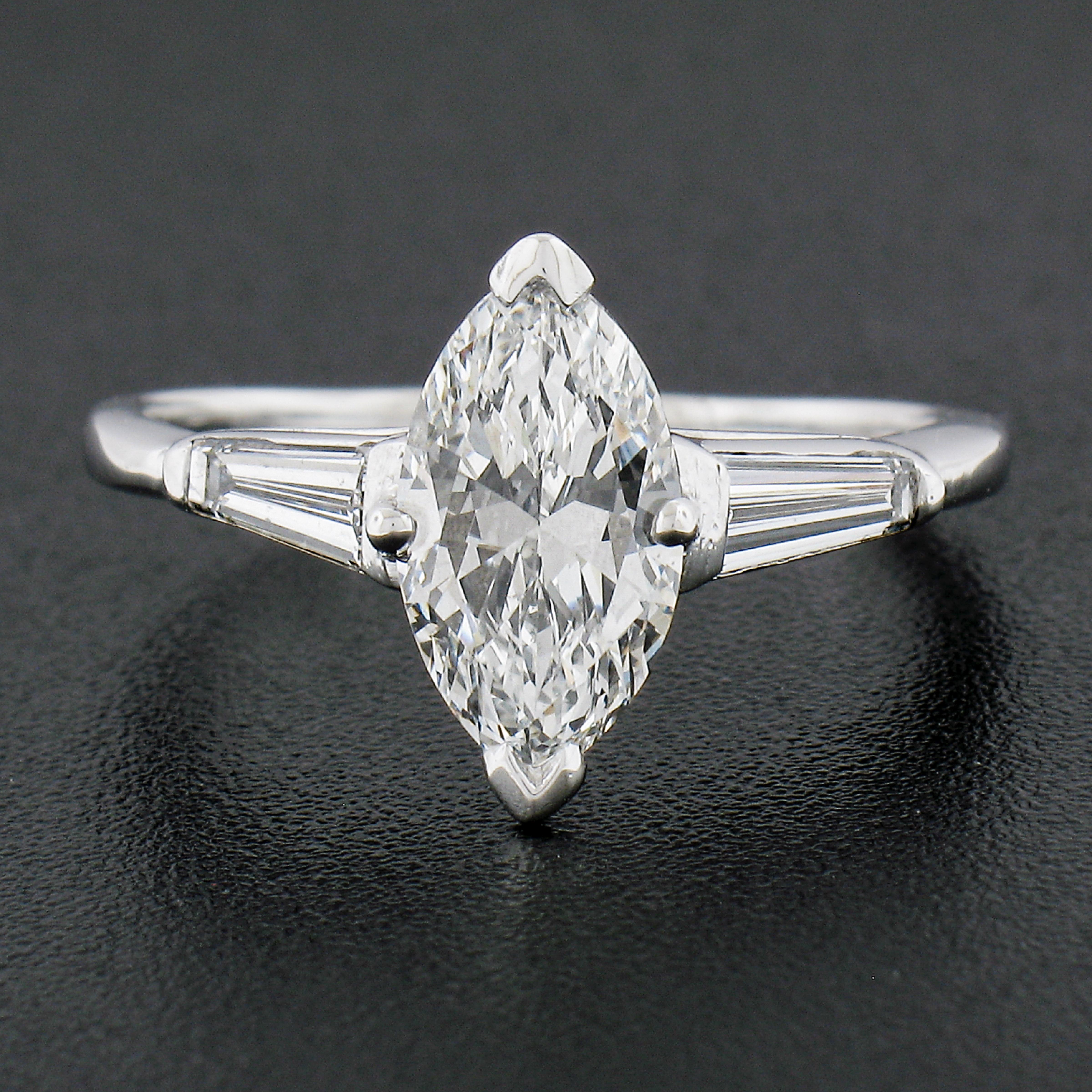 Verlobungsring, Vintage Platin 1,64 Karat Gia Marquise Diamant Baguette-Akzente, Vintage (Marquiseschliff)