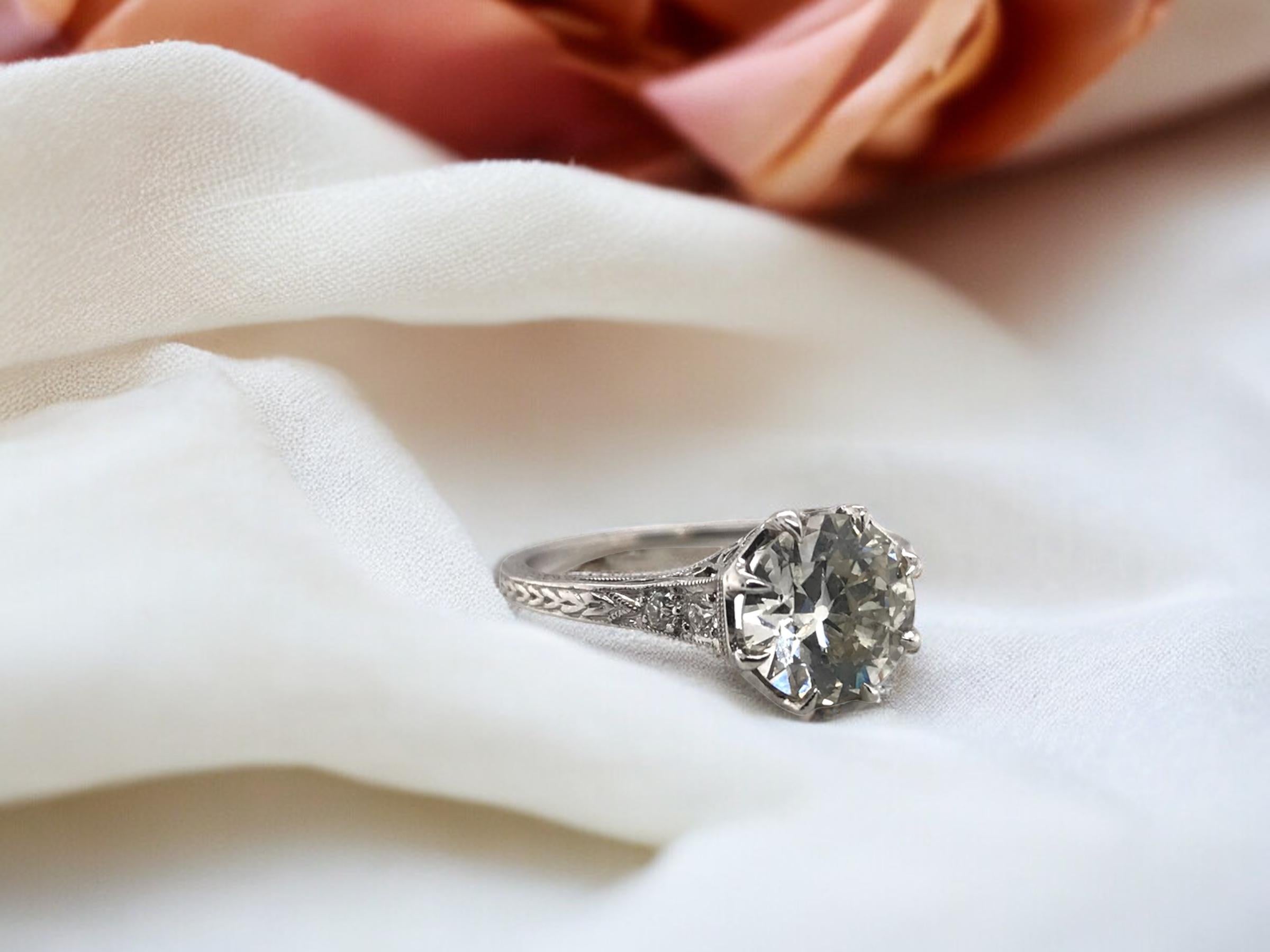 ¡¡Siempre nos gusta un buen solitario vintage!!
Esta belleza no es una excepción. Tiene el aspecto clásico del anillo de compromiso junto con todos los detalles vintage que nos encantan.

Detalles del anillo
Material: Platino
Época: Eduardiana 1900