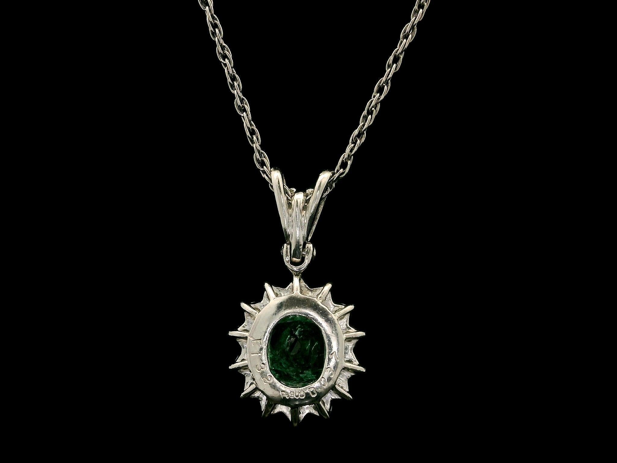 --Stein(e):--
(1) Natürlicher echter Smaragd - quadratischer Smaragdschliff - Zinkenbesatz - glückliche saubere grüne Farbe - kolumbianisch- 6,4x6,4mm - 1,32ct (genau)
(14) Natürliche Echte Diamanten - Runder Brillantschliff - Zinkenbesatz - Schöne