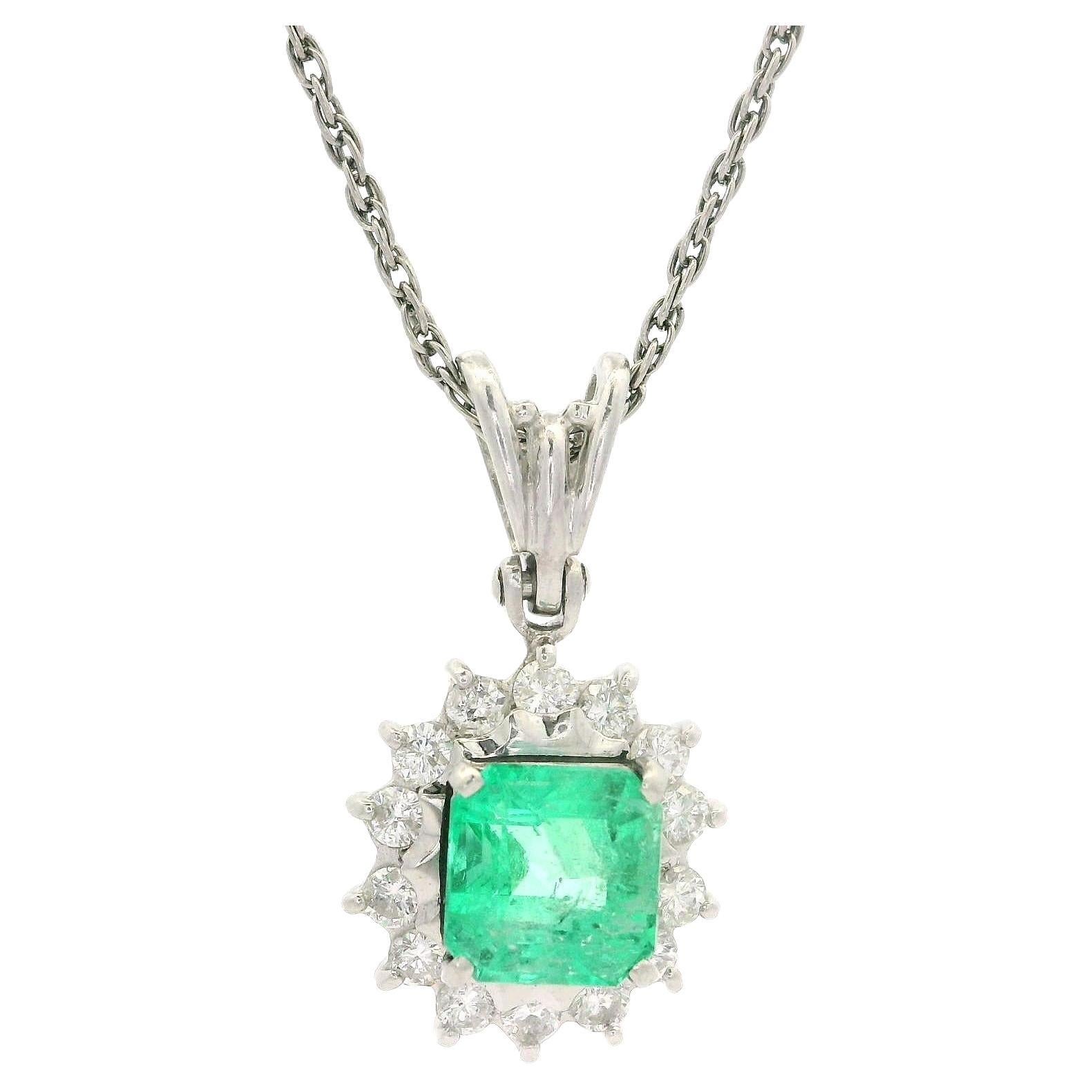 Vintage Platin 1,69ctw kolumbianischen Smaragd w / Diamant Halo Anhänger 16" Halskette im Angebot