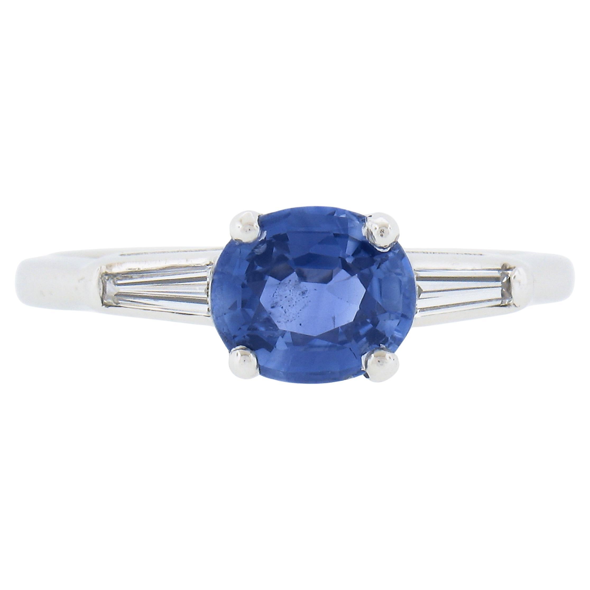 Bague vintage en platine 1,82 carat certifiée GIA, saphir bleu ovale et diamant baguette effilé