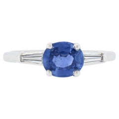 Platin 1,82 Karat GIA Oval Blauer Saphir & spitz zulaufender Baguette-Diamant Ring, Vintage