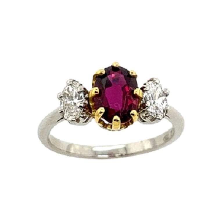 Bague vintage en platine et or jaune 18 carats avec 3 pierres ovales, diamants et rubis en vente