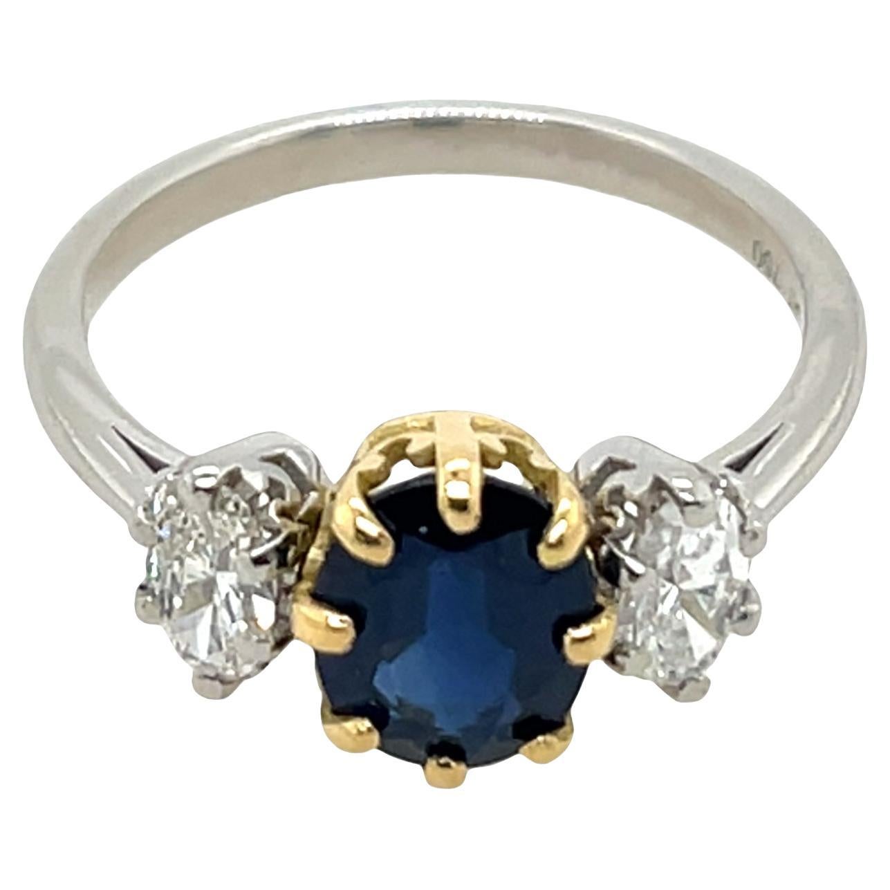 Vintage Platinum & 18ct Yellow Gold Oval 3 Stone Diamond and Sapphire Ring (bague ovale à 3 pierres en platine et or jaune)