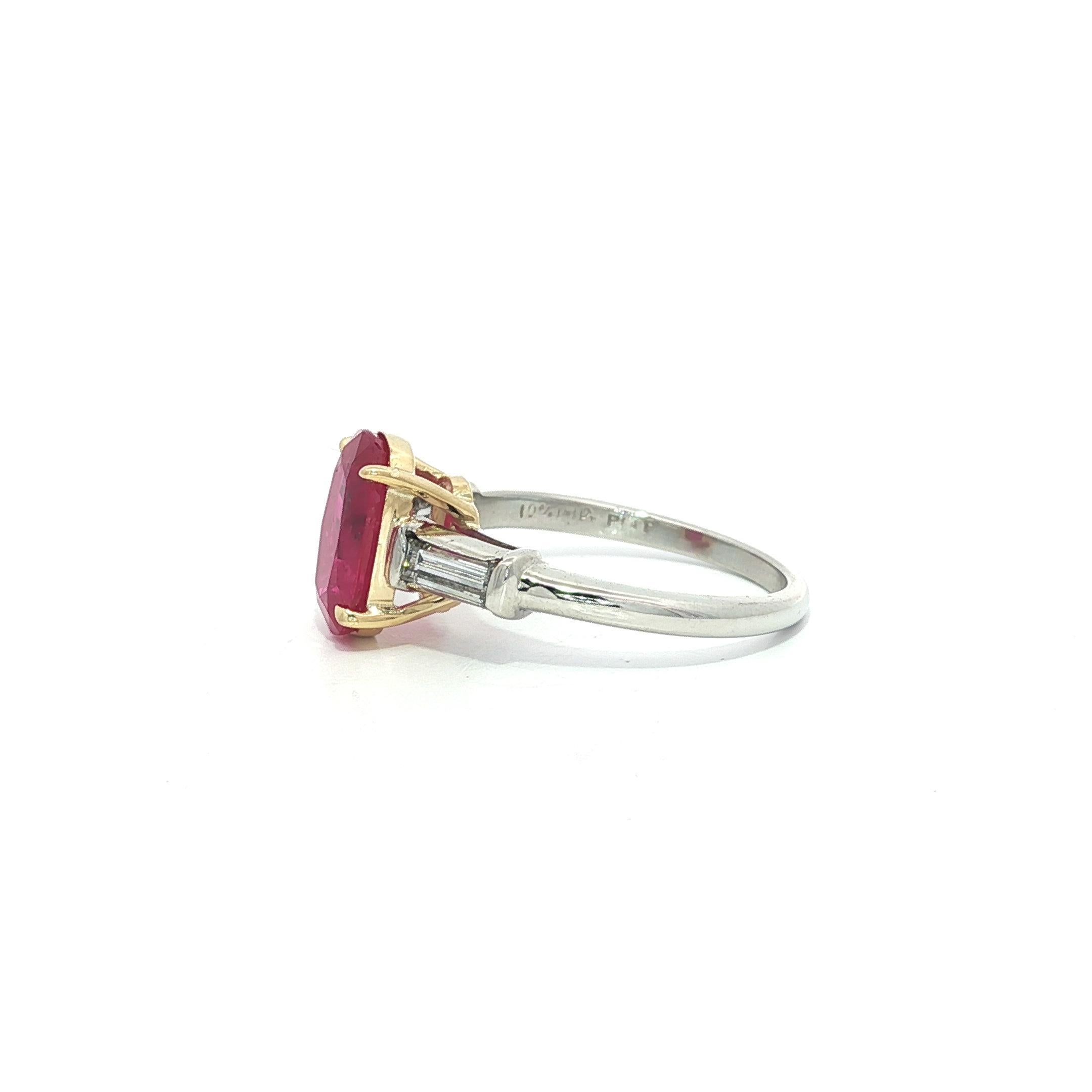 Taglio ovale Vintage Platinum 18k Gold GIA 2.55ctw Oval Red Ruby Baguette Diamond Accent Ring in vendita