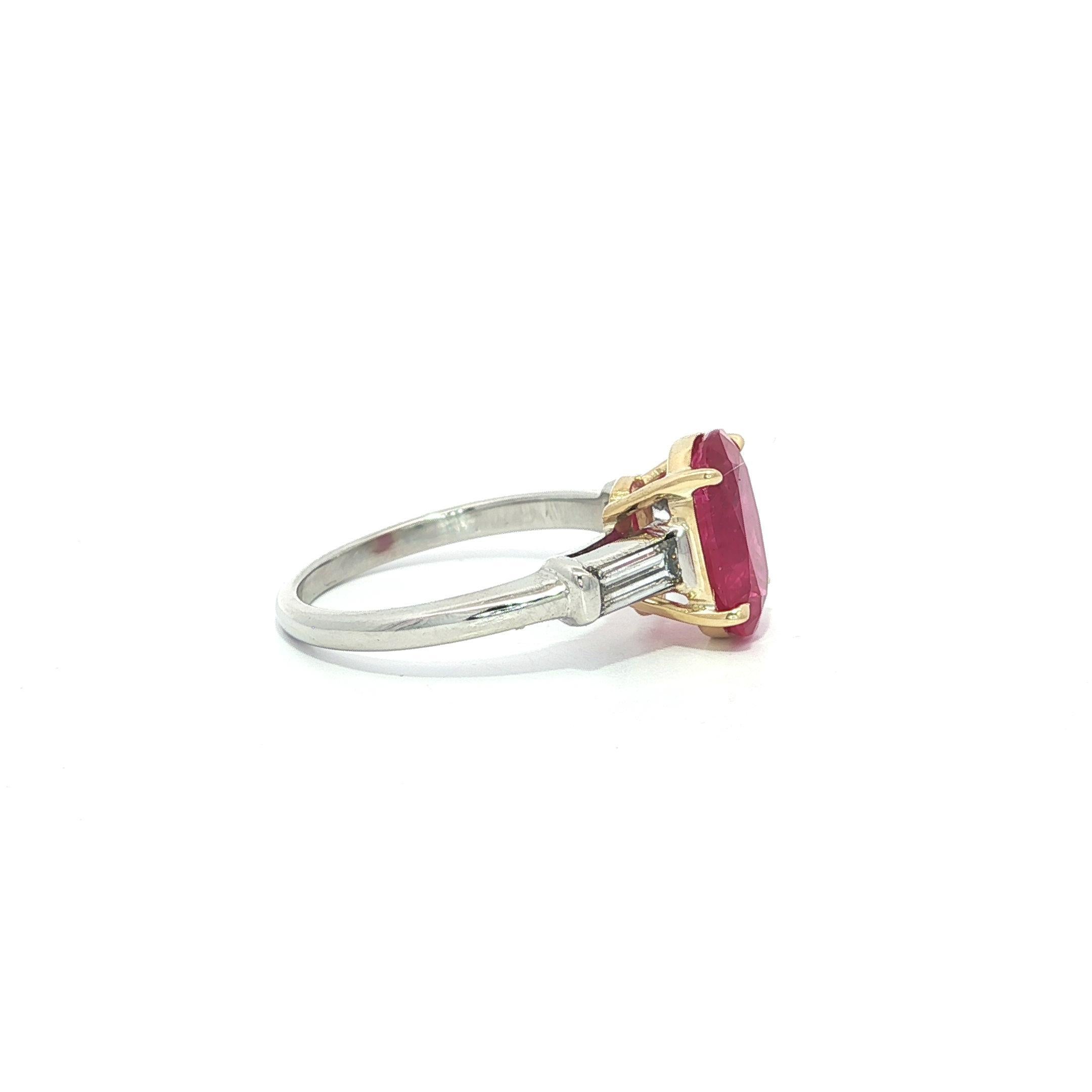 Donna Vintage Platinum 18k Gold GIA 2.55ctw Oval Red Ruby Baguette Diamond Accent Ring in vendita