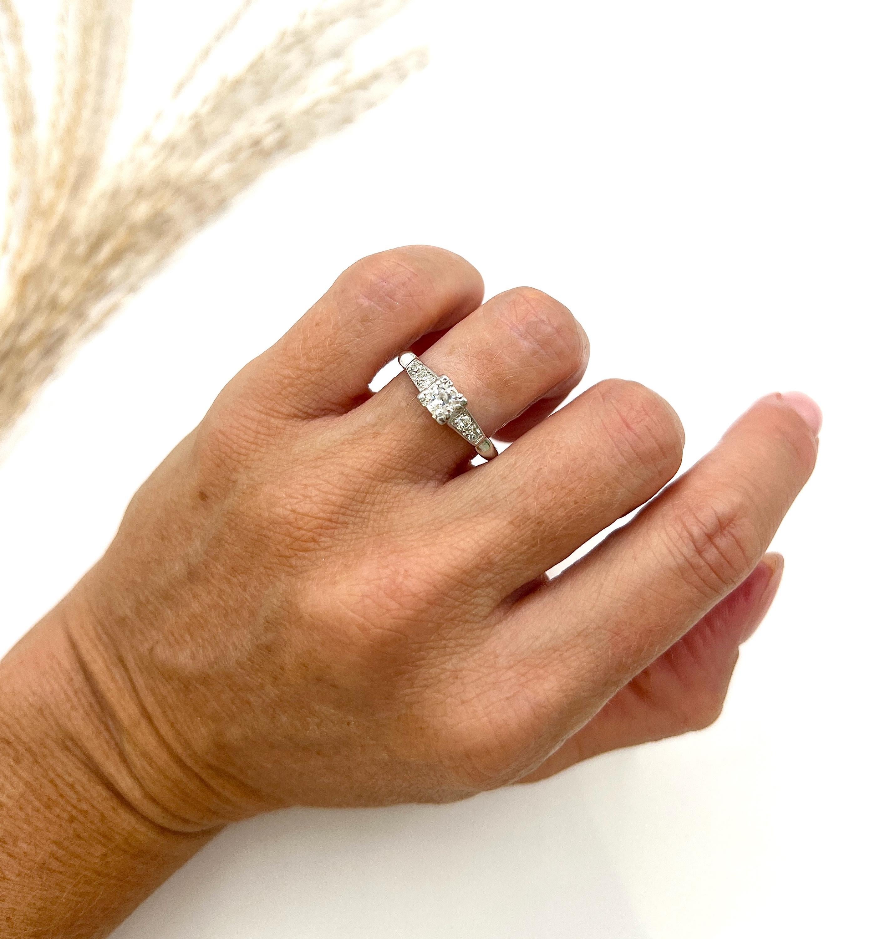 Anello con diamante antico

Stampato in platino

Circa anni '1940

Fai un salto indietro nel tempo con questo splendido anello di fidanzamento degli anni '1940, realizzato in lussuoso platino. Questo pezzo unico è caratterizzato da un affascinante