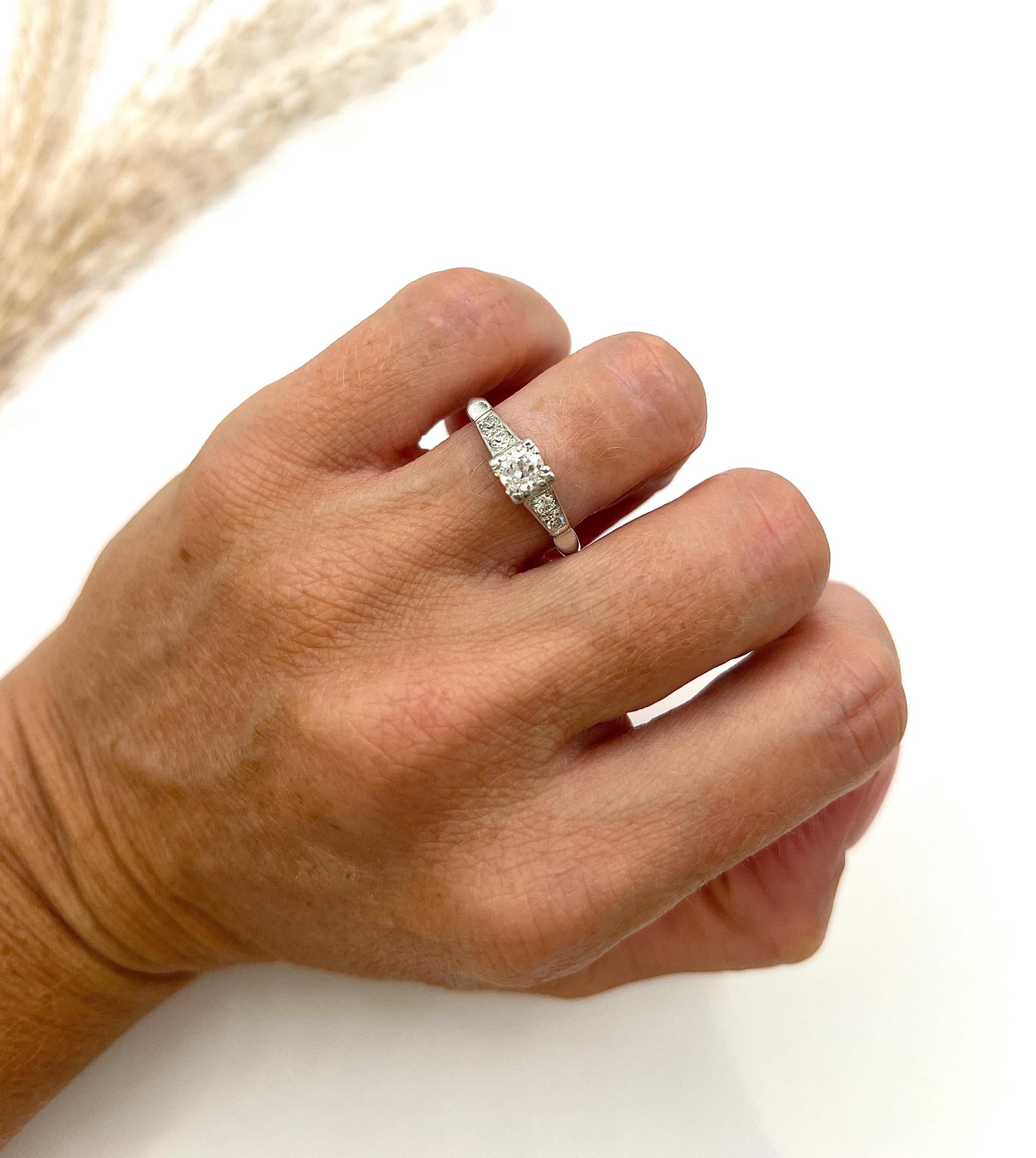 Taglio brillante Anello di fidanzamento vintage in platino, anni '40, da 0,45 carati totali con diamante a pietra singola in vendita